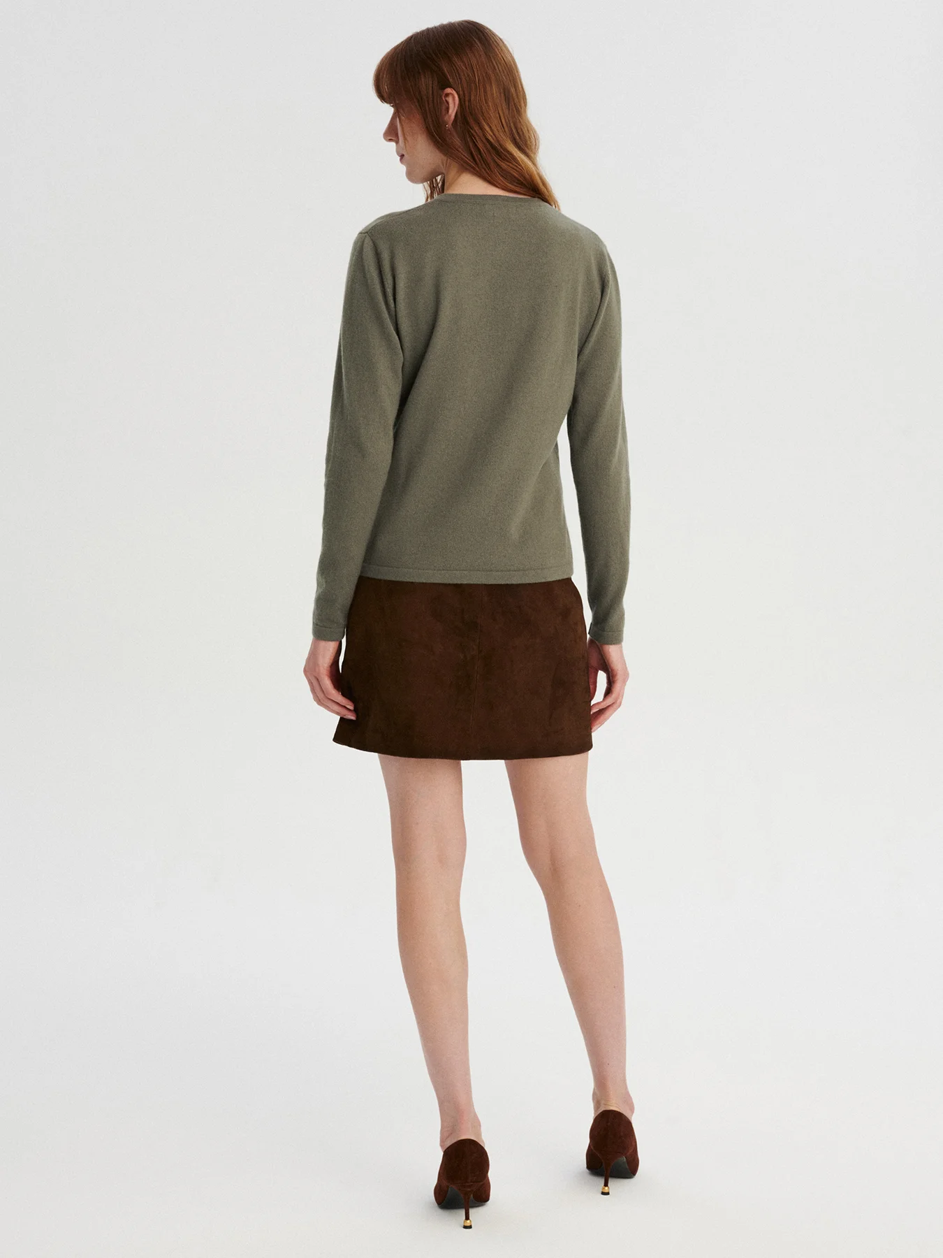 kaszmirowa bluzka z dekoltem w serek w kolorze oliwki