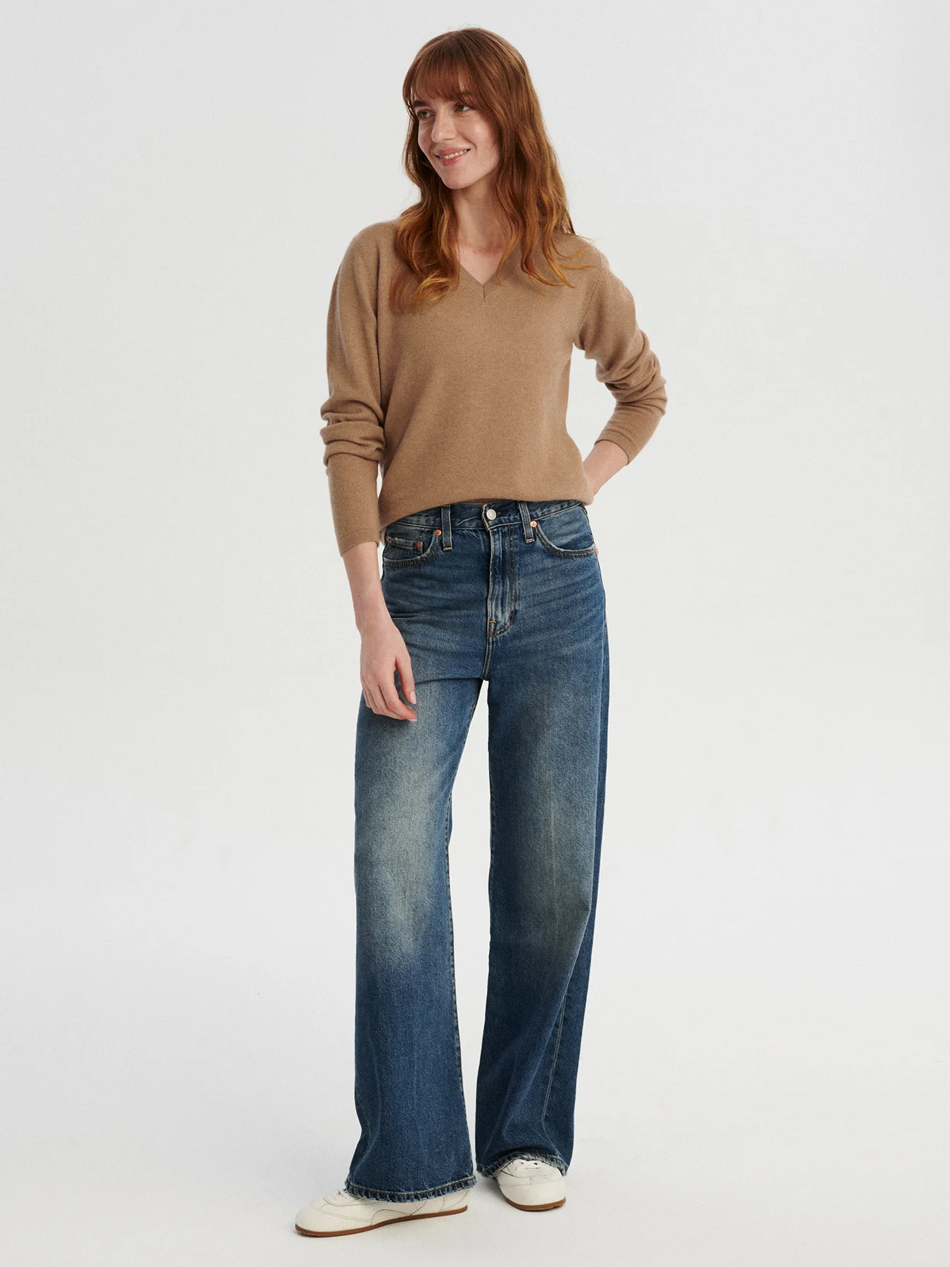 kaszmirowa bluzka z dekoltem w serek w kolorze camel