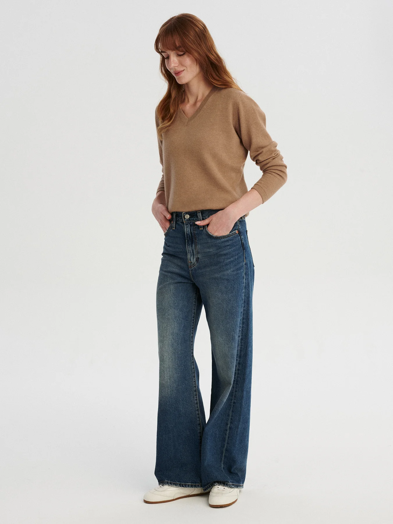 kaszmirowa bluzka z dekoltem w serek w kolorze camel