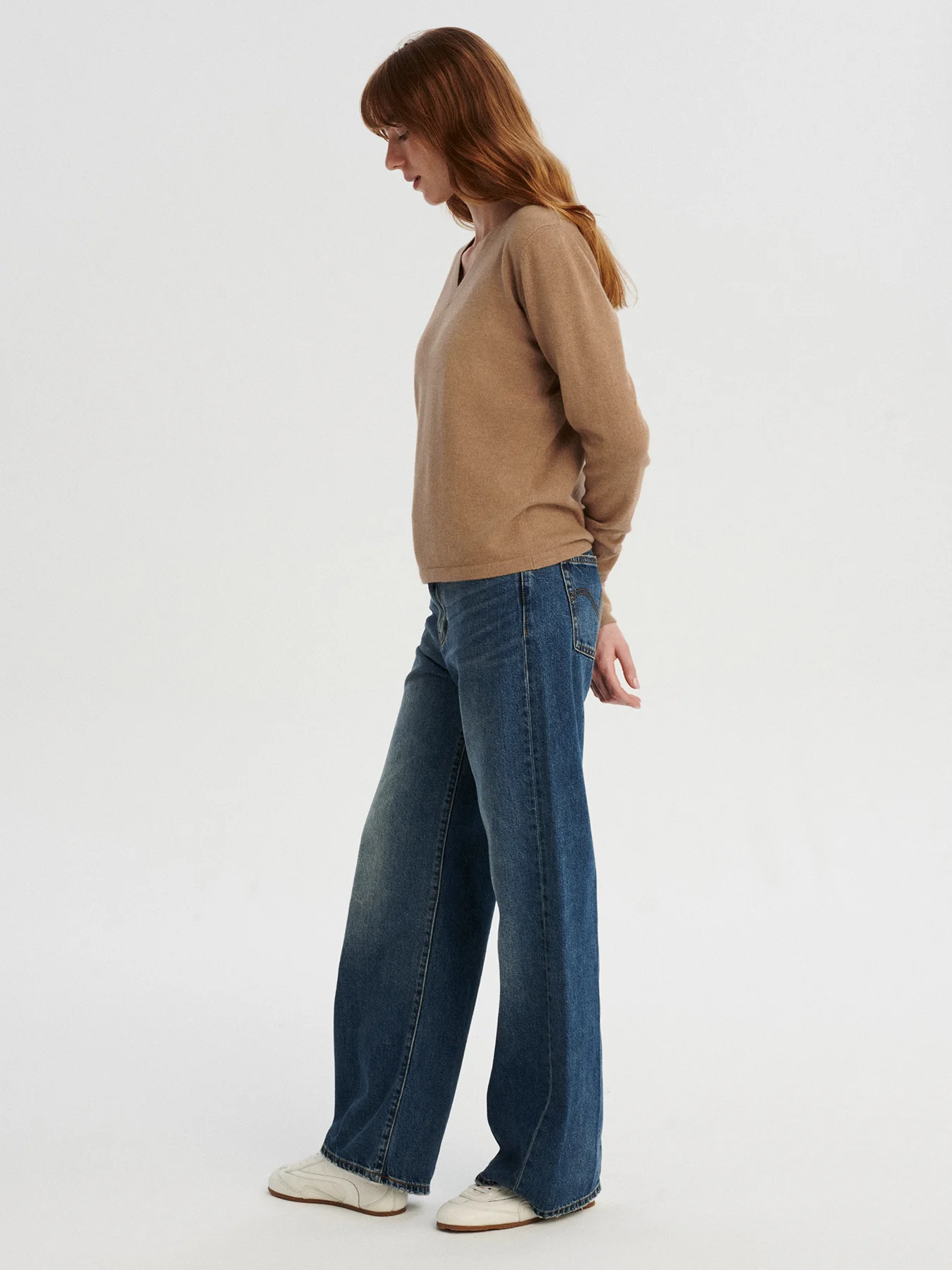 kaszmirowa bluzka z dekoltem w serek w kolorze camel