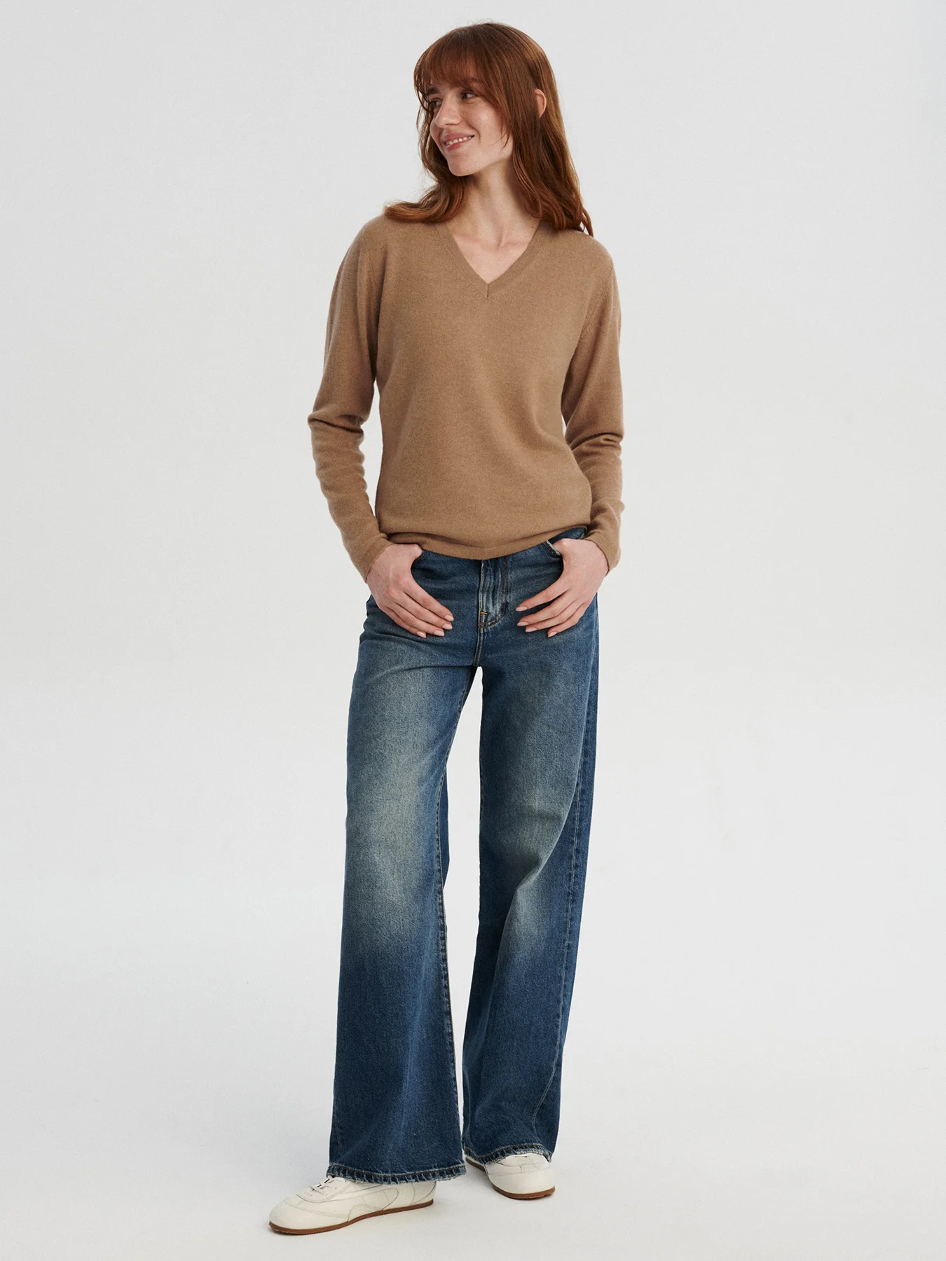 kaszmirowa bluzka z dekoltem w serek w kolorze camel