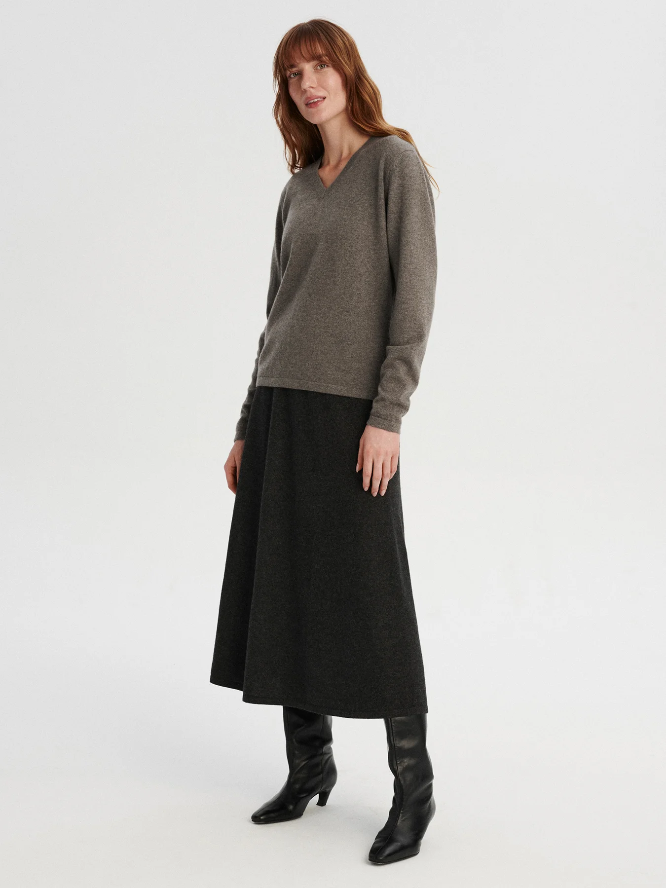 kaszmirowa bluzka z dekoltem w serek w kolorze taupe