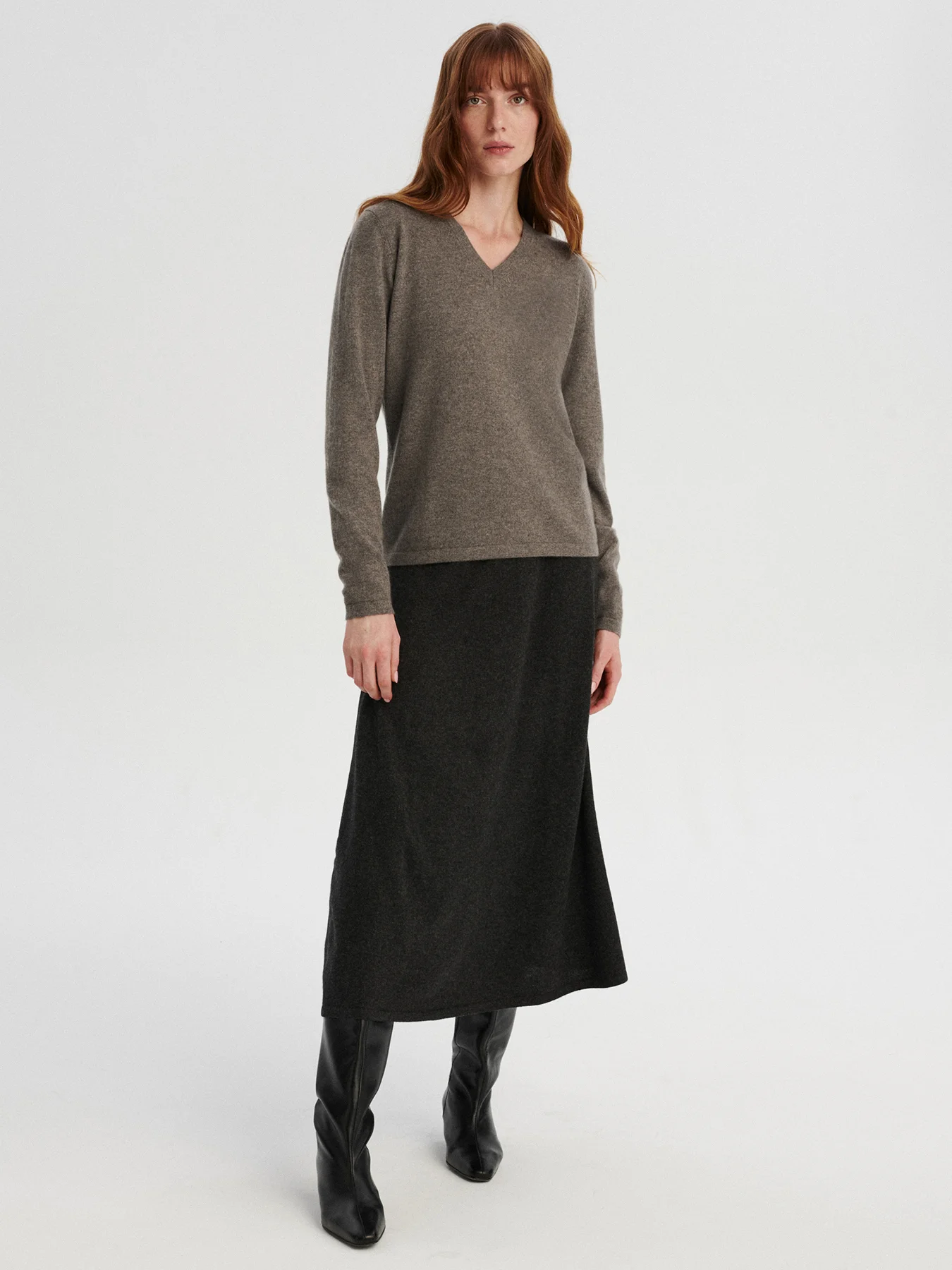 kaszmirowa bluzka z dekoltem w serek w kolorze taupe