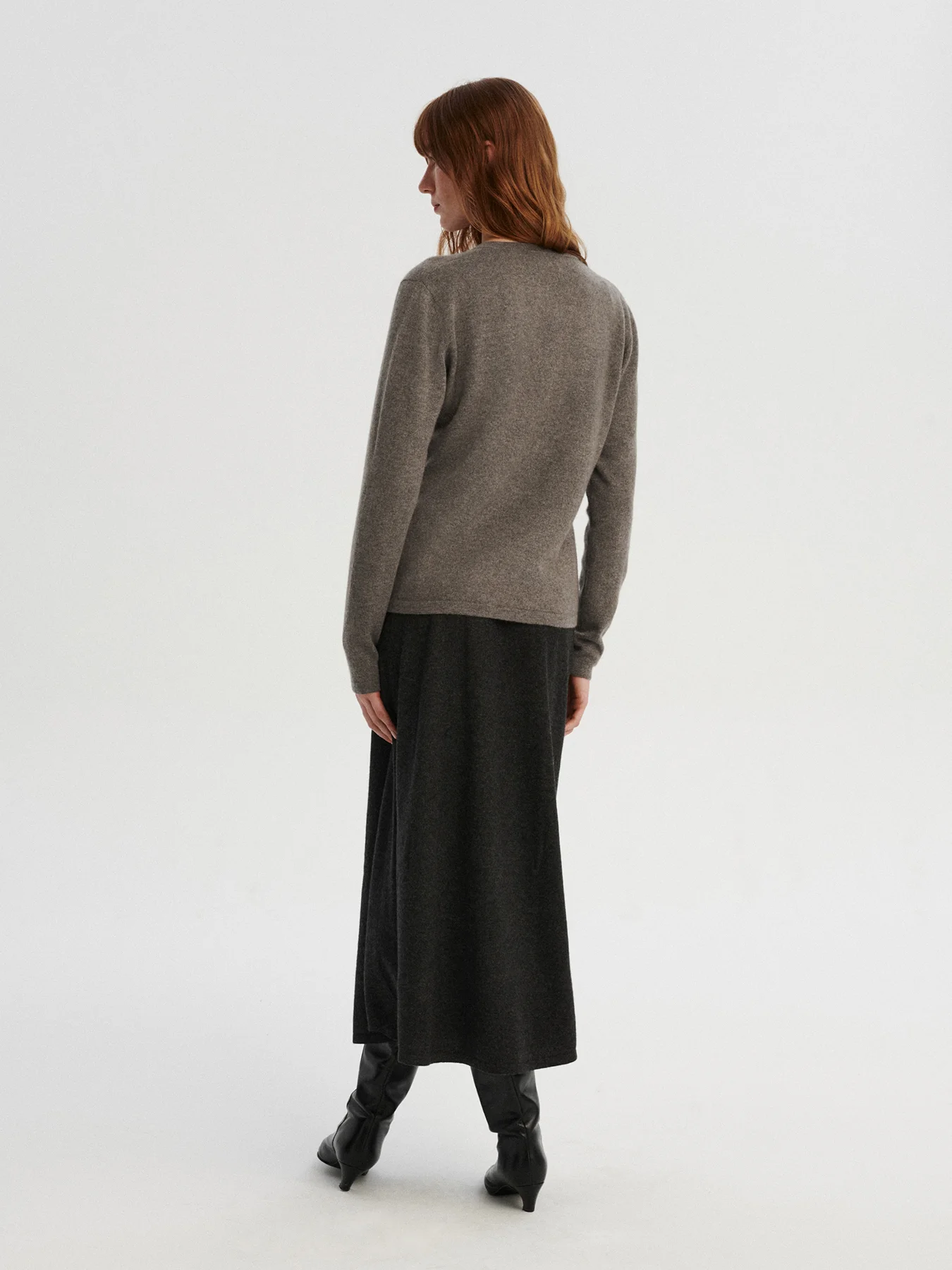 kaszmirowa bluzka z dekoltem w serek w kolorze taupe