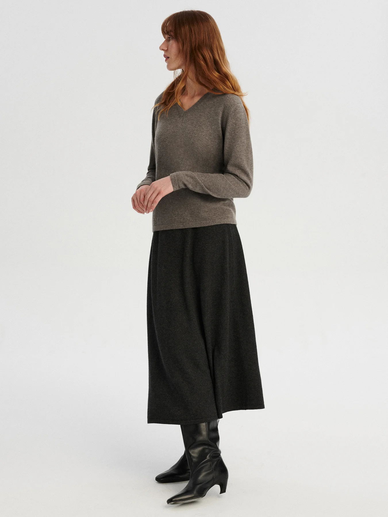 kaszmirowa bluzka z dekoltem w serek w kolorze taupe