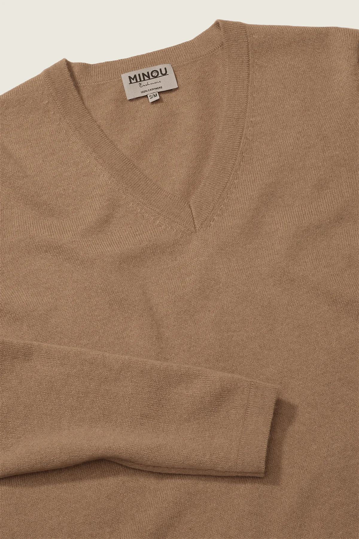 kaszmirowa bluzka z dekoltem w serek w kolorze camel zbliżenie na detal