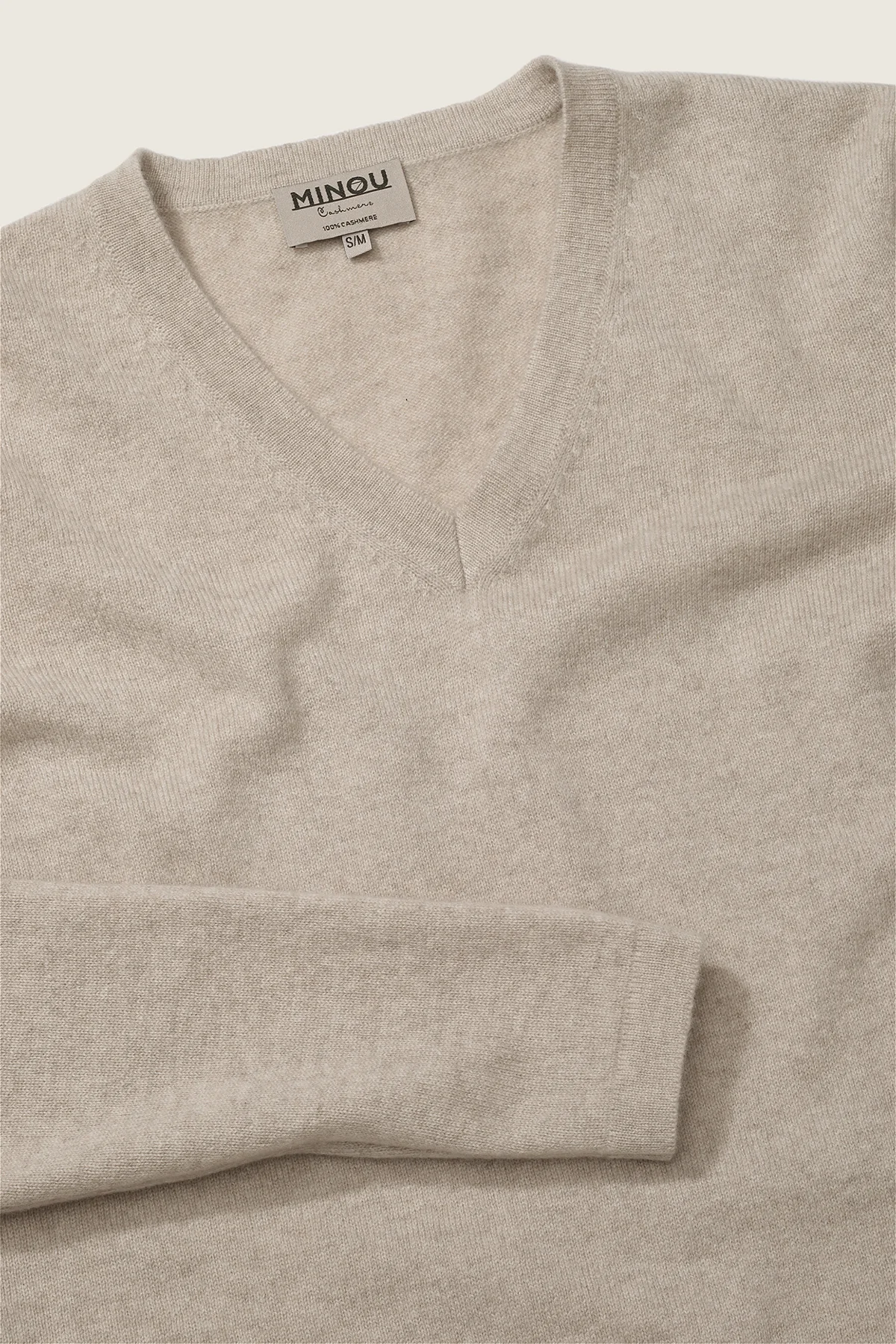 kaszmirowa bluzka z dekoltem w serek w kolorze chłodnego beżu zbliżenie na detal