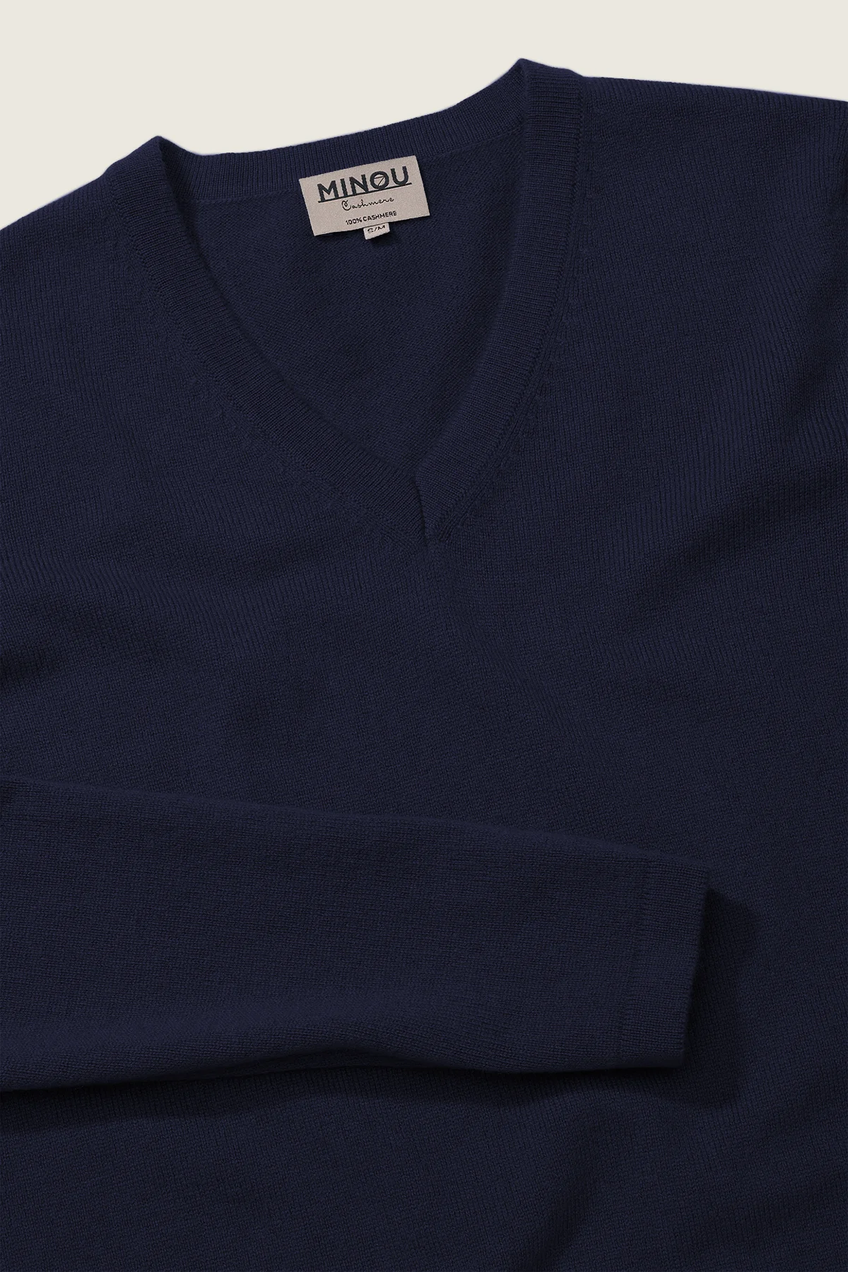 kaszmirowa bluzka z dekoltem w serek w kolorze oliwkowym zbliżenie na detal