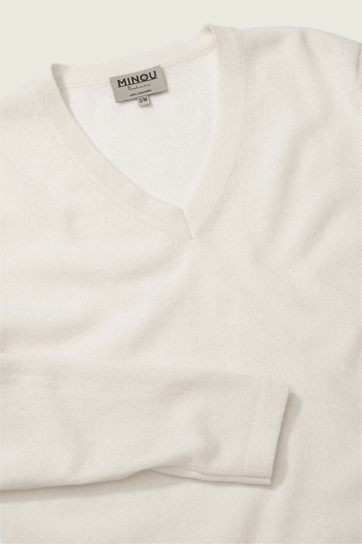 kaszmirowa bluzka z dekoltem w serek w kolorze kremowym zbliżenie na detal