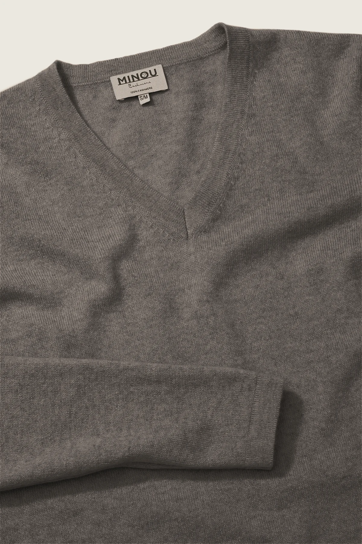 kaszmirowa bluzka z dekoltem w serek w kolorze taupe zbliżenie na detal