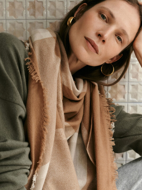 modelka w kaszmirowym oliwkowym swetrze i lamelowej chuście w dużą kratę