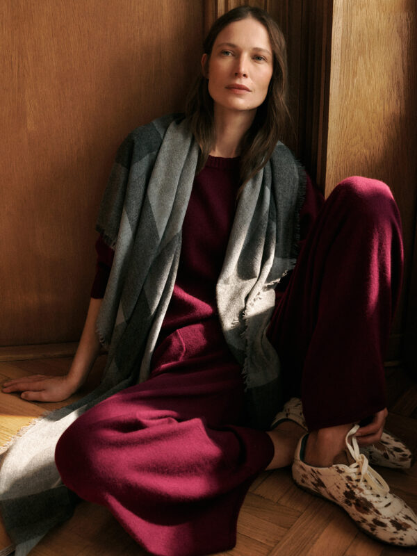 modelka w kaszmirowym burgundowym komplecie (sweter + spodnie) i szarek chuście w kratę
