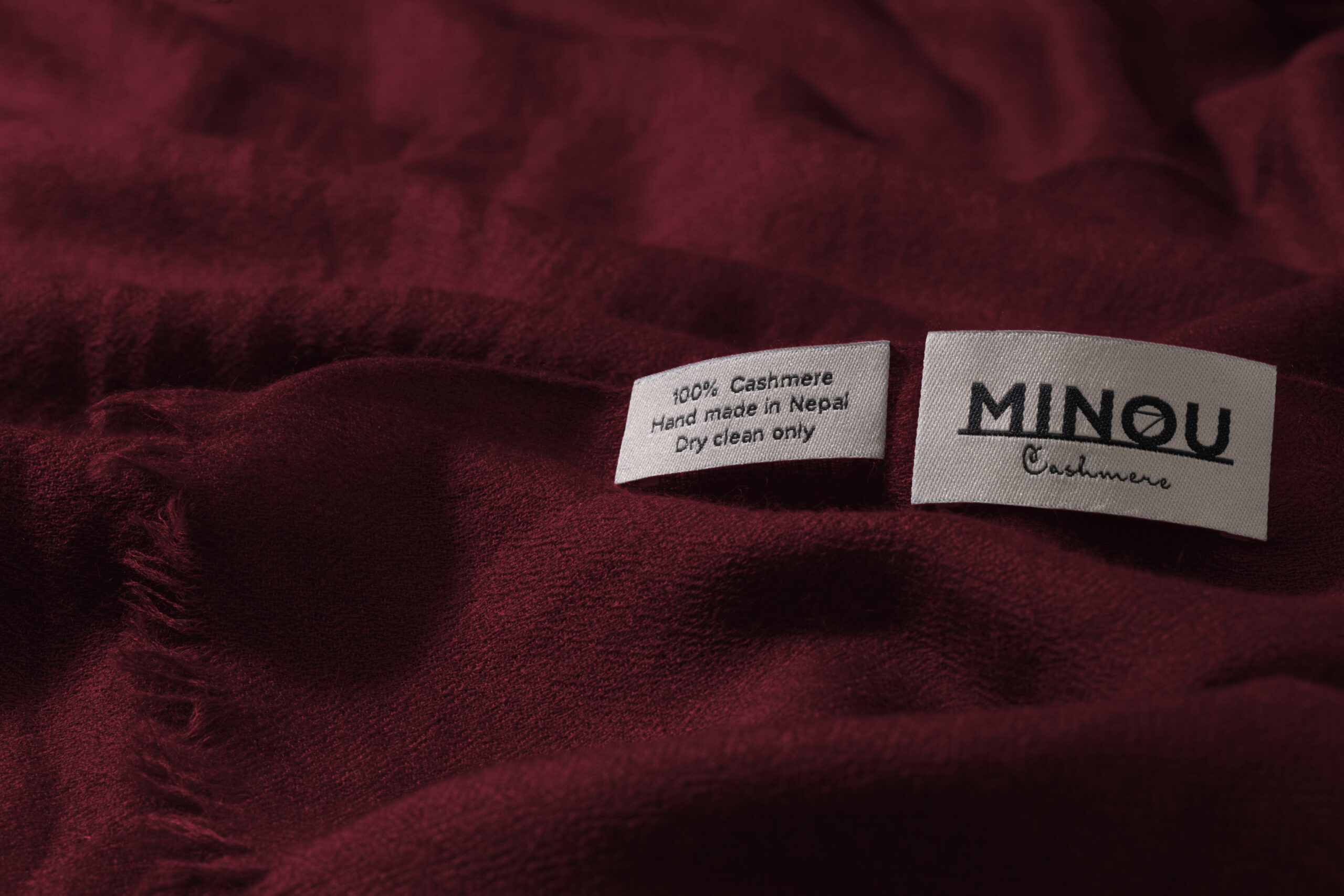 kaszmirowy szal mgiełka w kolorze bordowym zbliżenie na detal
