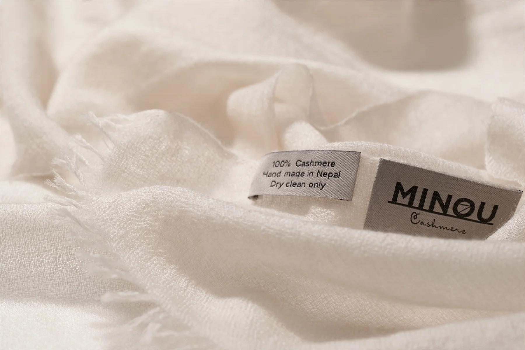 kaszmirowy szal mgiełka w kolorze kremu zbliżenie na detal