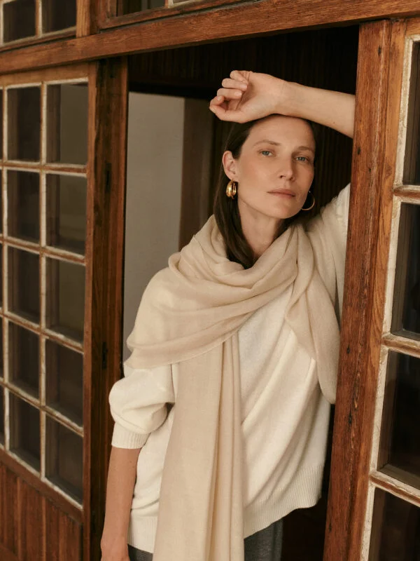 modelka w kaszmirowym kremowym swetrze i odrobinę ciemniejszym kaszmirowym szalu mgiełce