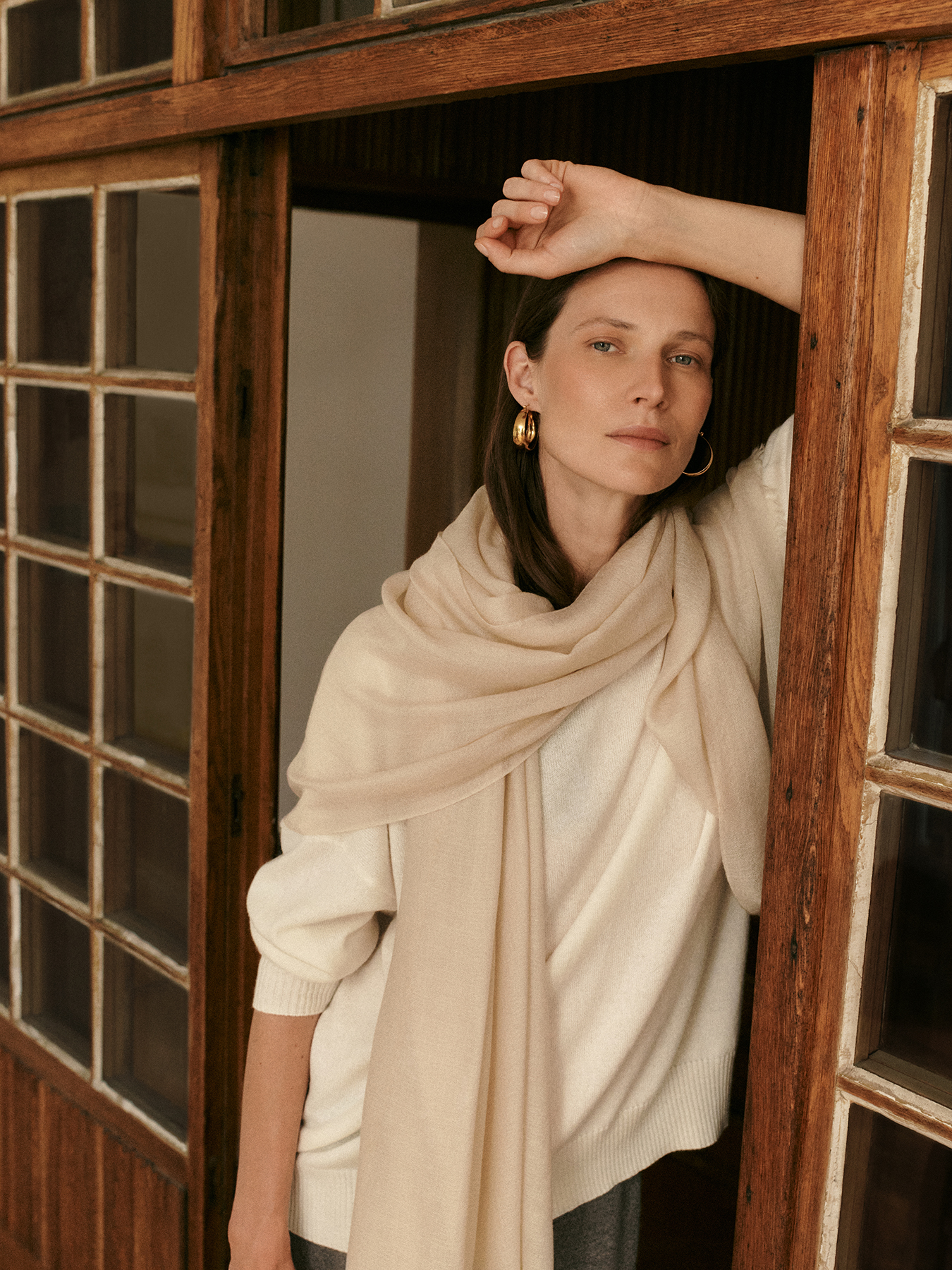 modelka w kaszmirowym kremowym swetrze i odrobinę ciemniejszym kaszmirowym szalu mgiełce