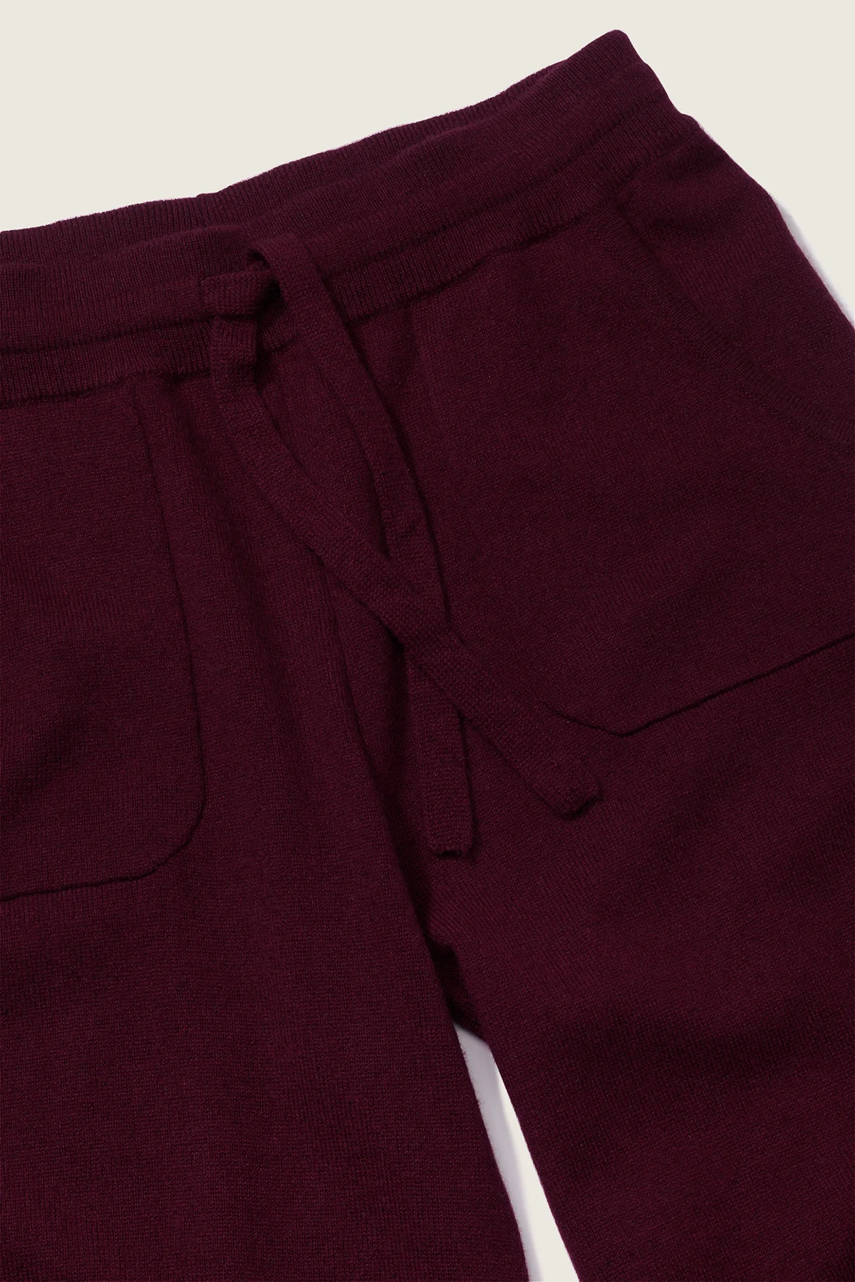 kaszmirowe spodnie w kolorze burgundu bordo zbliżenie na detal