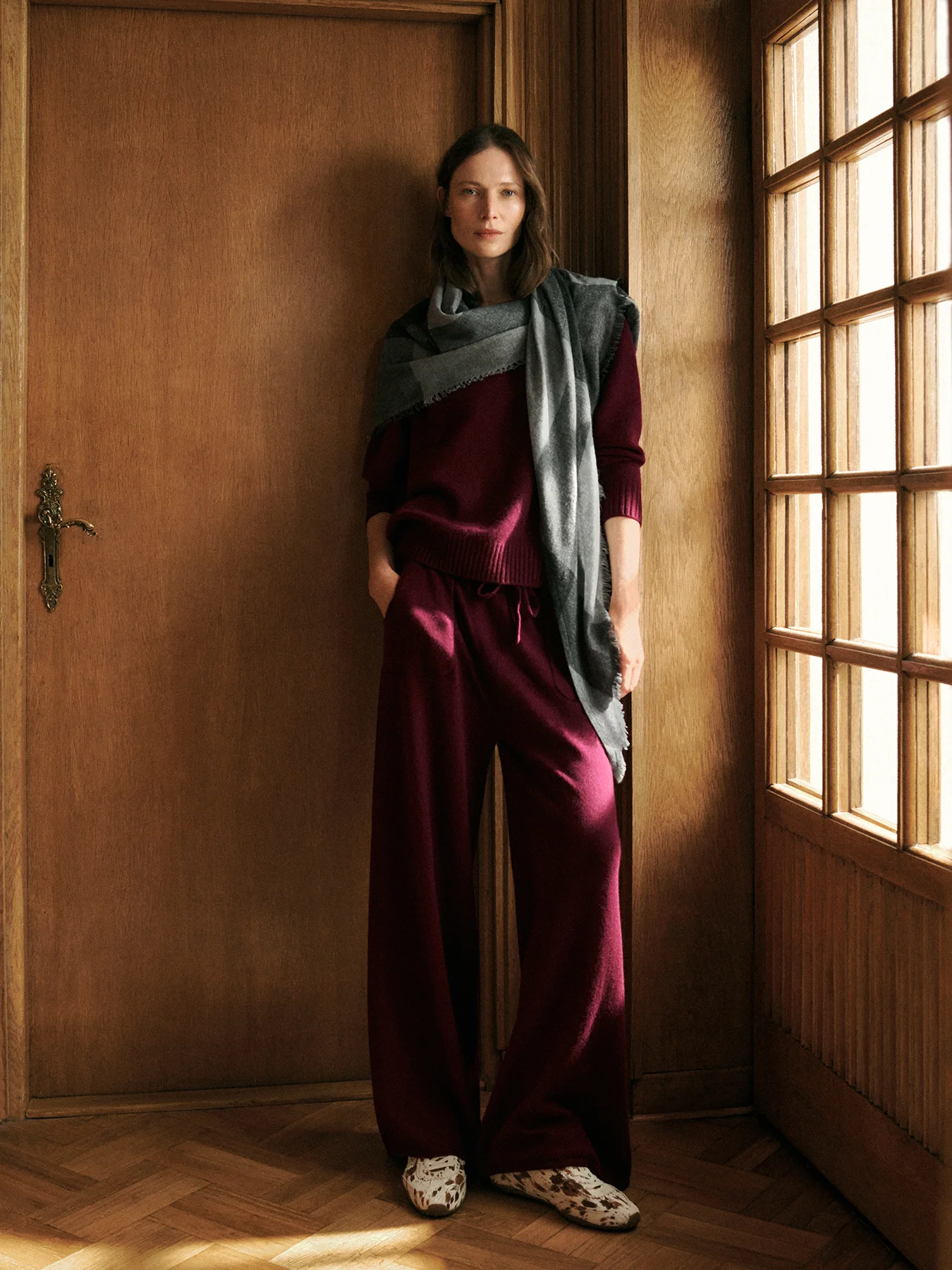 kaszmirowe spodnie w kolorze burgundu bordo