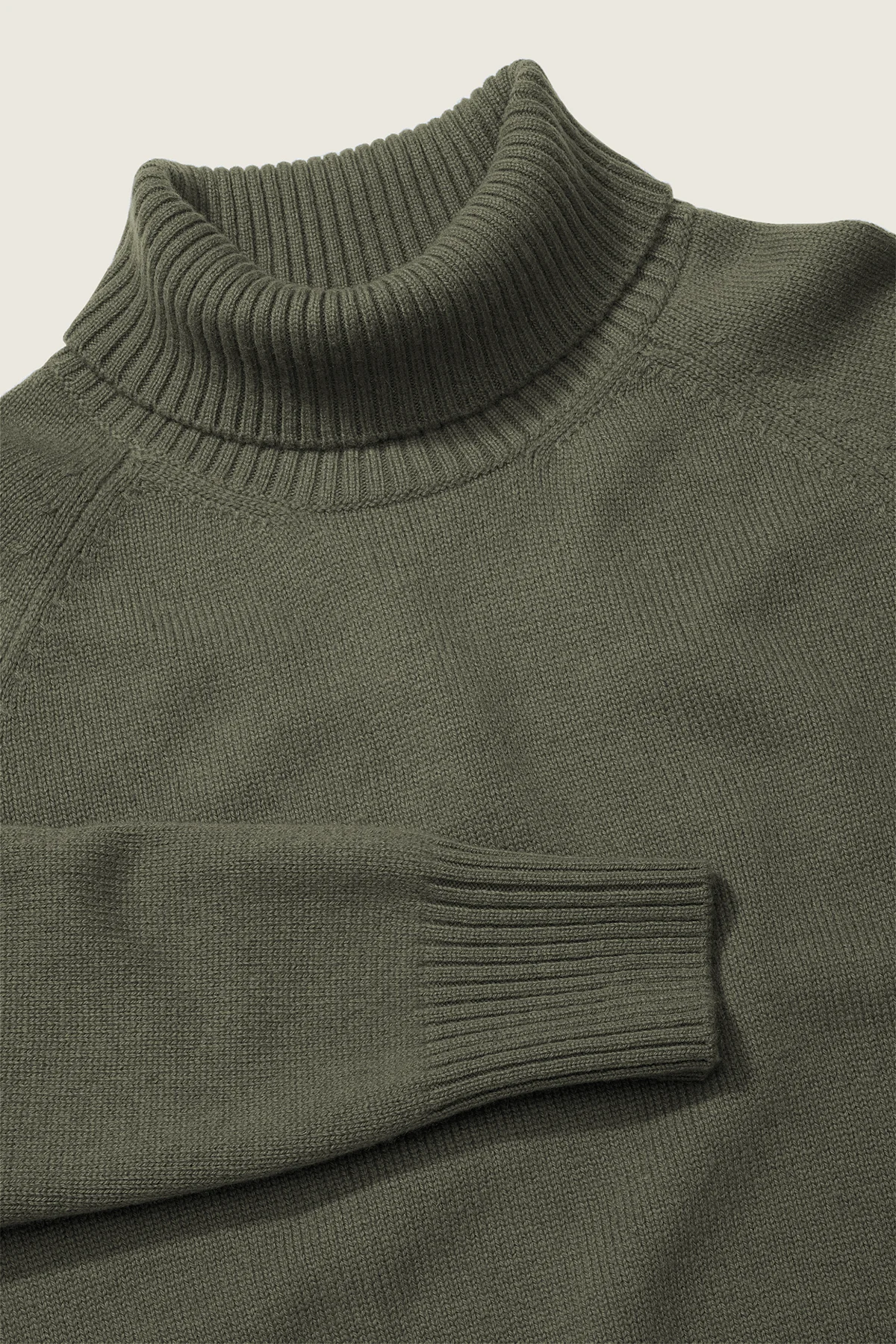 kaszmirowy golf w kolorze oliwkowym zbliżenie na detal