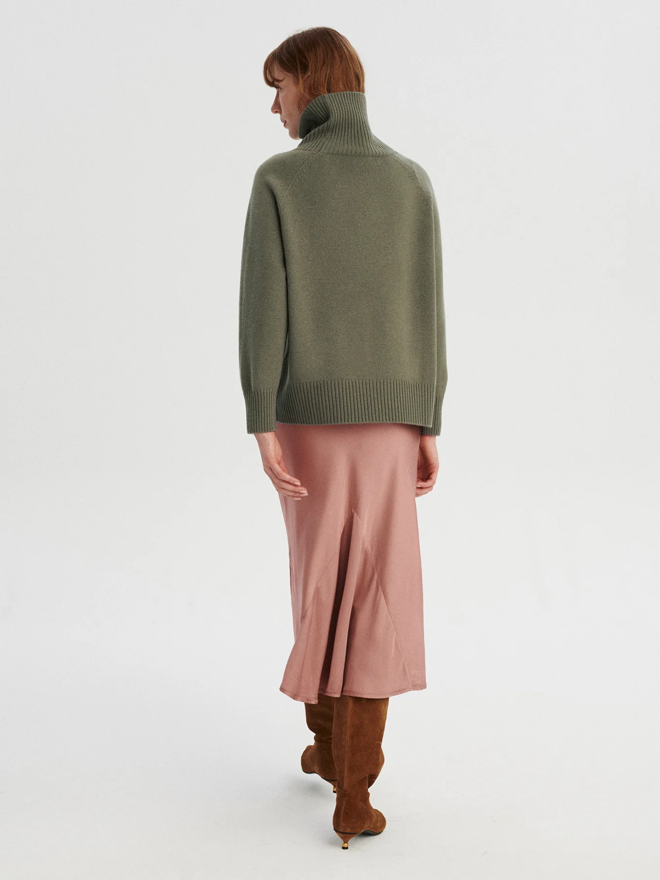 kaszmirowy golf w kolorze oliwkowym