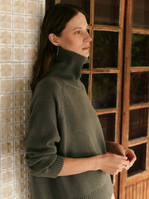 modelka w luźnym, kaszmirowym oliwkowym golfie