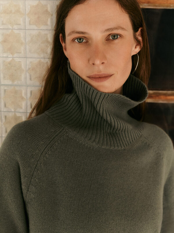 modelka w luźnym, kaszmirowym oliwkowym golfie