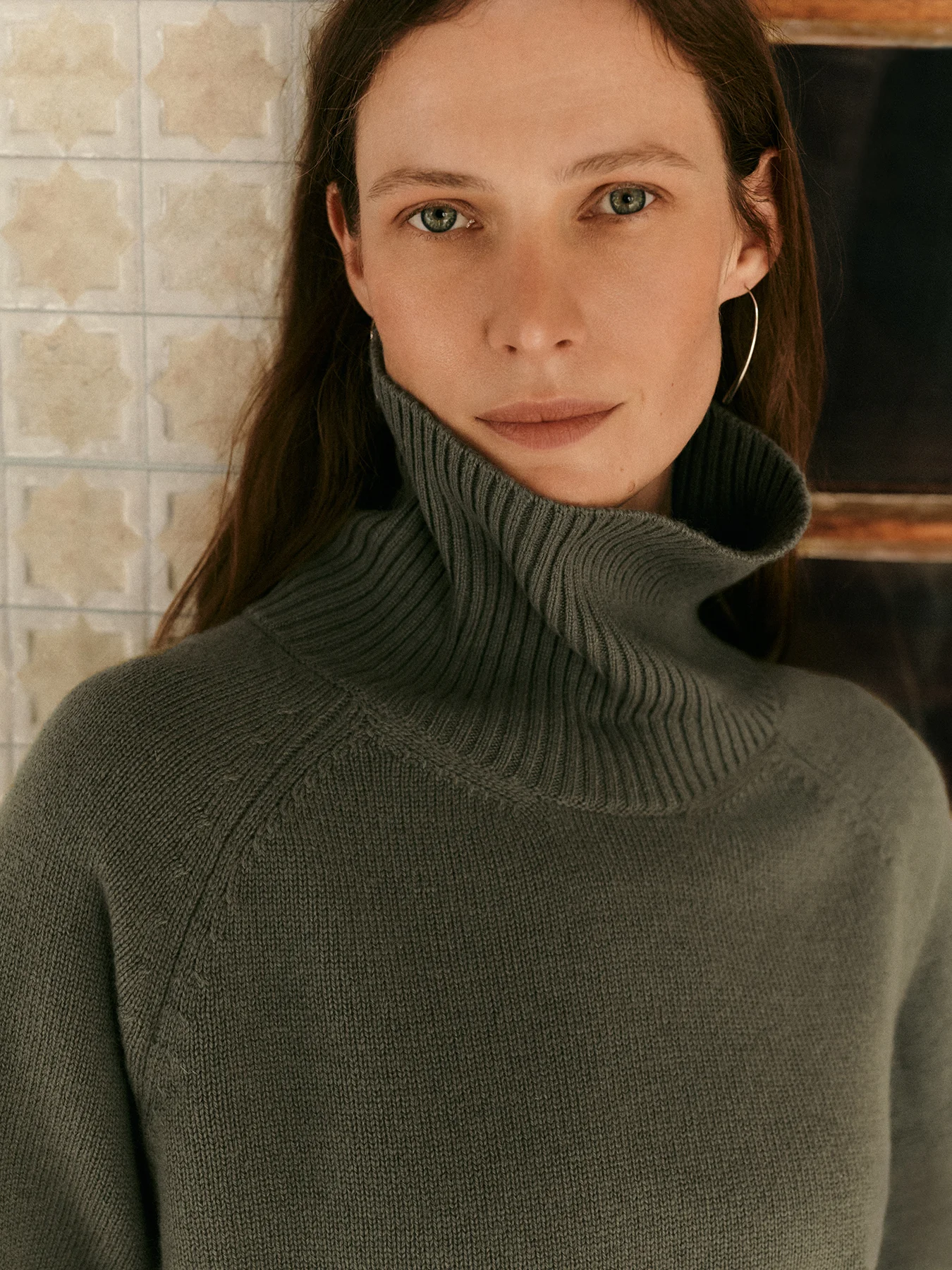 modelka w luźnym, kaszmirowym oliwkowym golfie