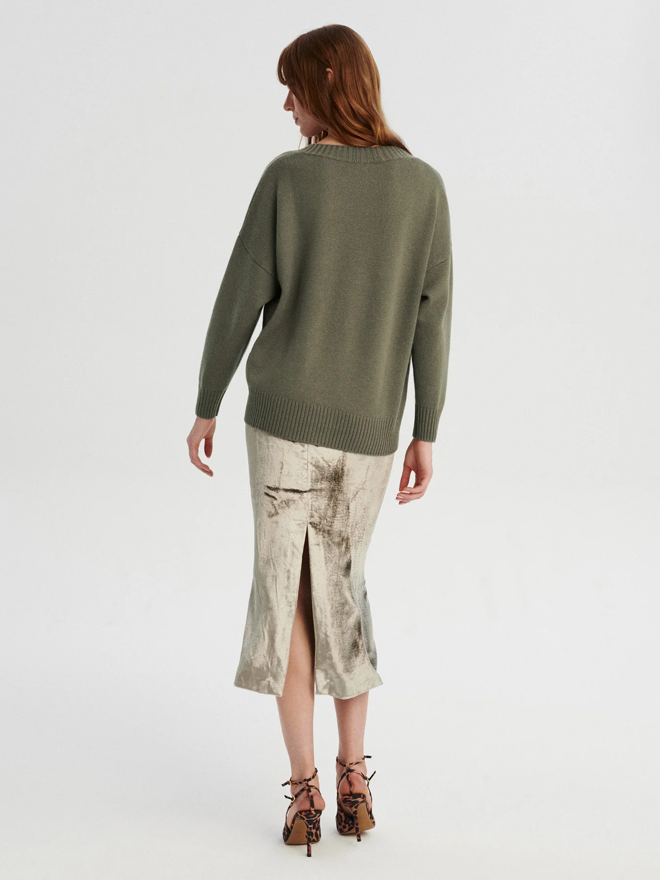 kaszmirowy kardigan z dekoltem w serek w kolorze oliwkowym