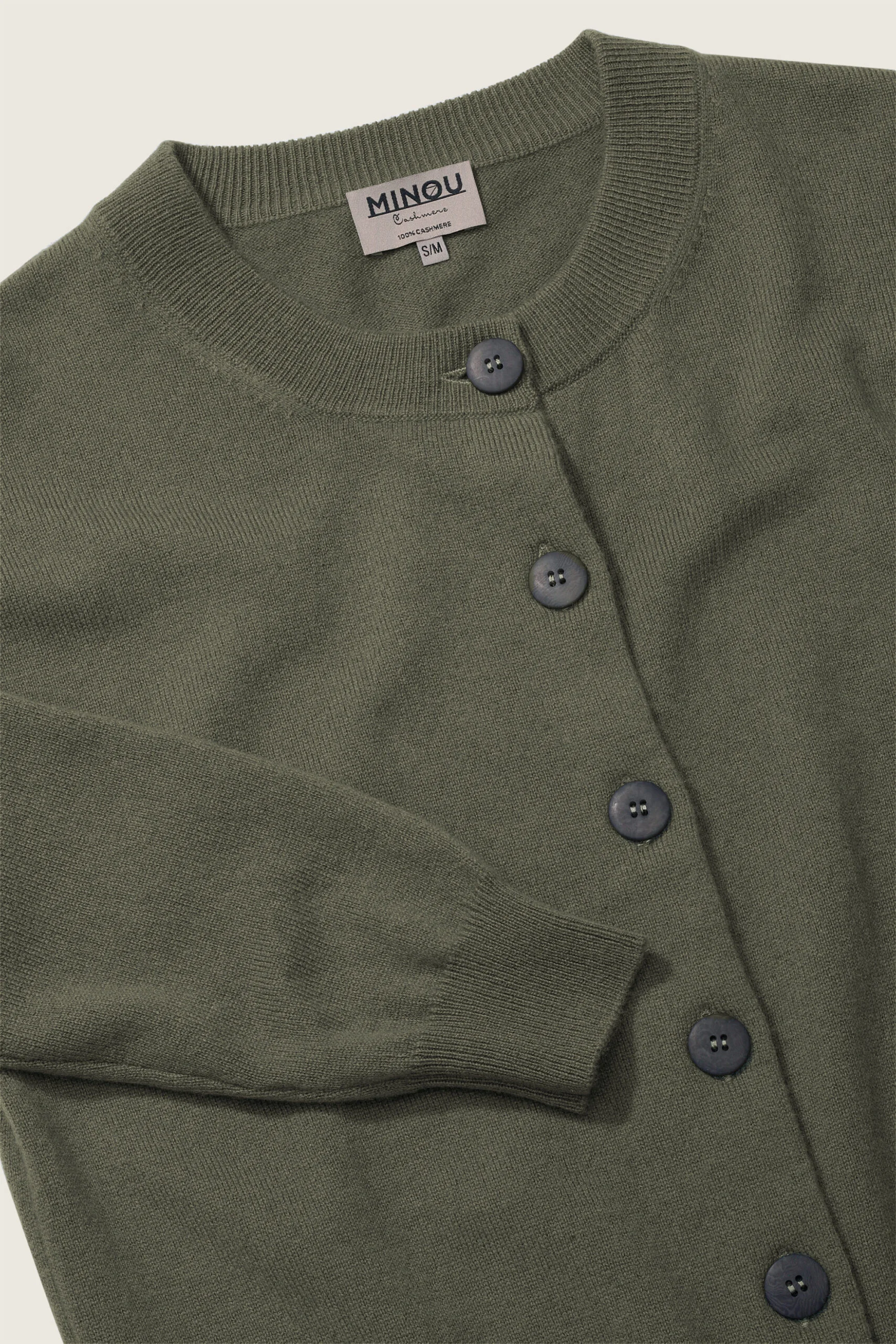 kaszmirowy krótki kardigan w kolorze oliwkowym zbliżenie na detal