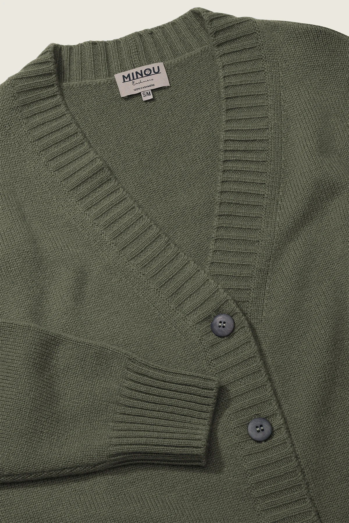 kaszmirowy kardigan z dekoltem w serek w kolorze oliwkowym zbliżenie na detal