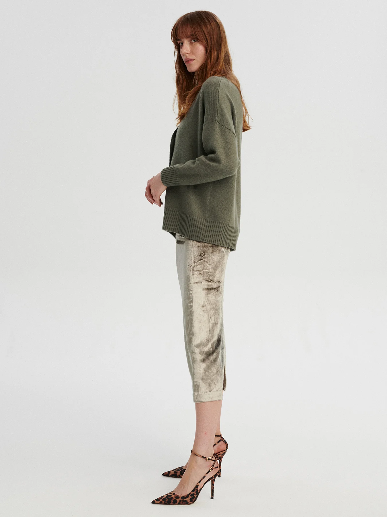 kaszmirowy kardigan z dekoltem w serek w kolorze oliwkowym