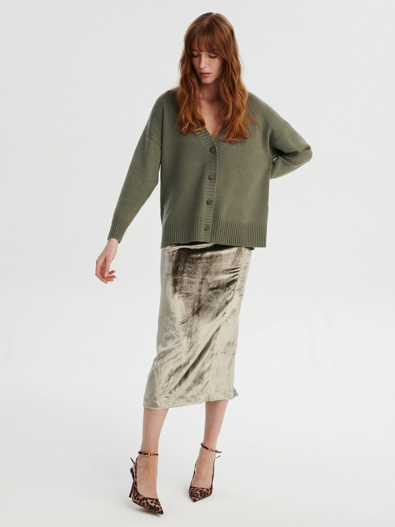 kaszmirowy kardigan z dekoltem w serek w kolorze oliwkowym