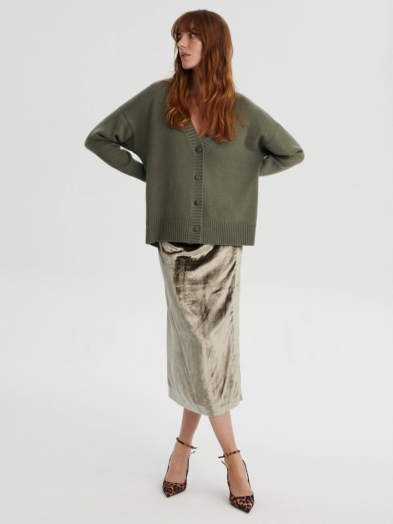 kaszmirowy kardigan z dekoltem w serek w kolorze oliwkowym