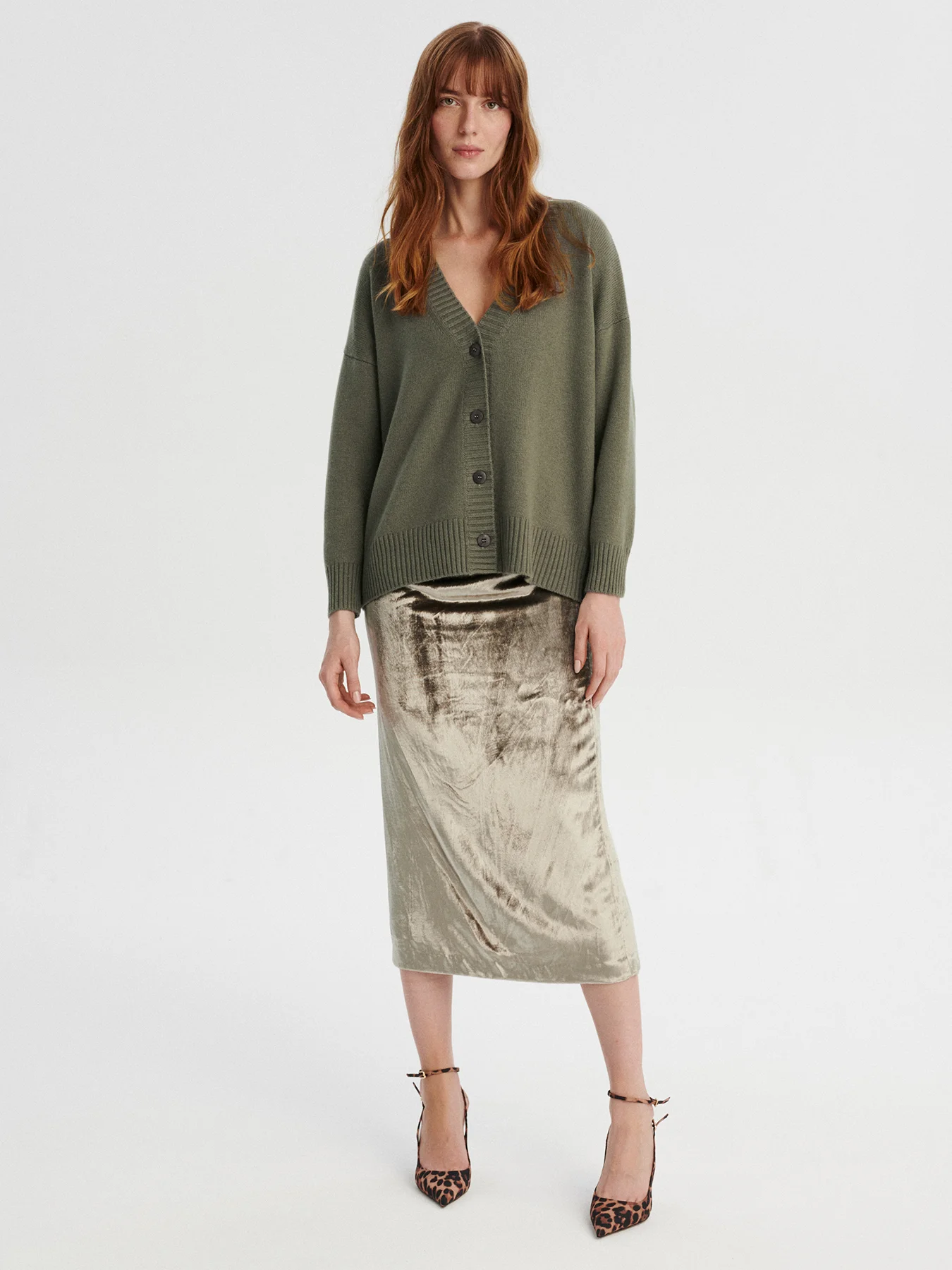 kaszmirowy kardigan z dekoltem w serek w kolorze oliwkowym