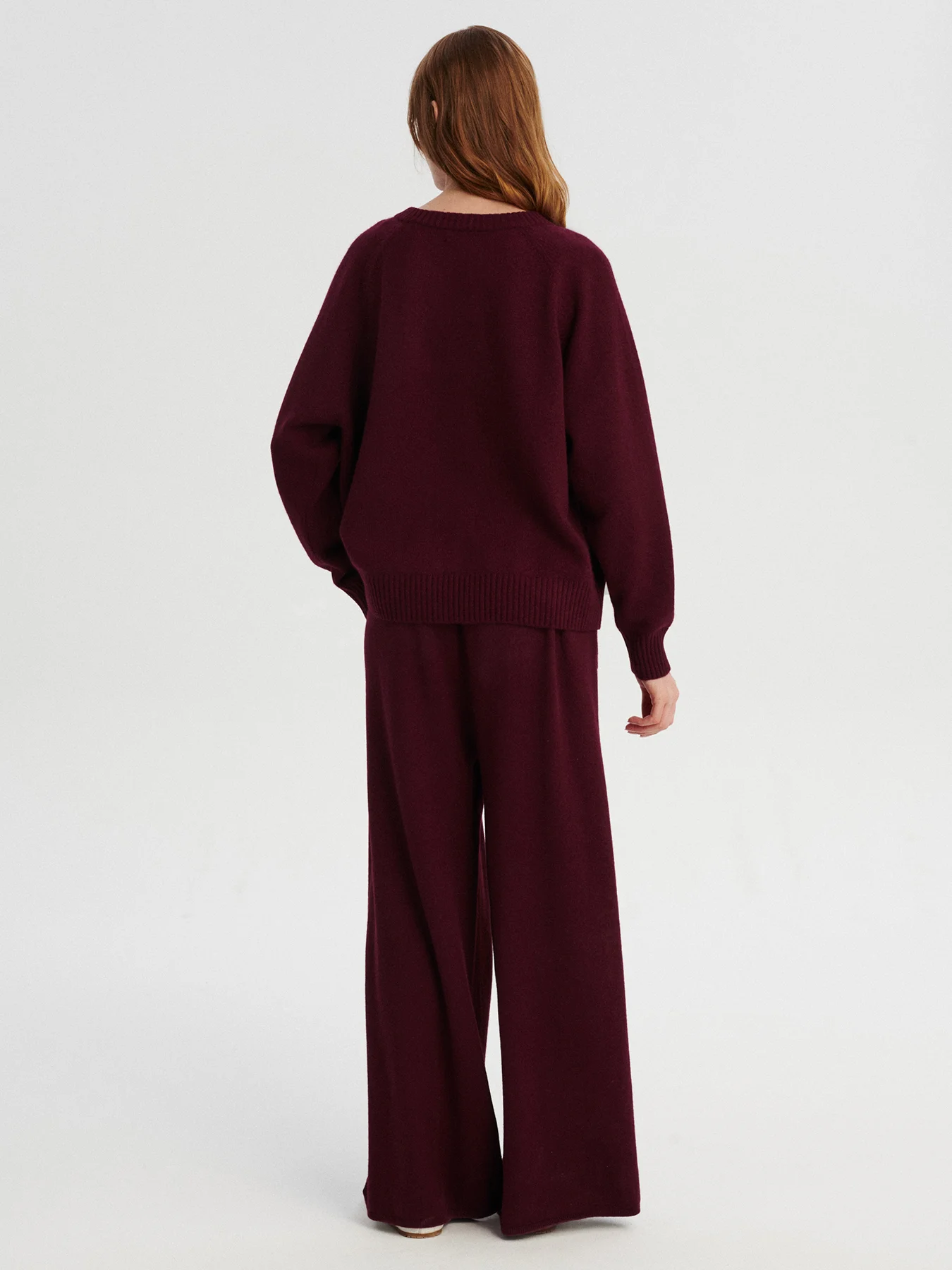 kaszmirowy krótki raglan i spodnie w kolorze burgundu bordo
