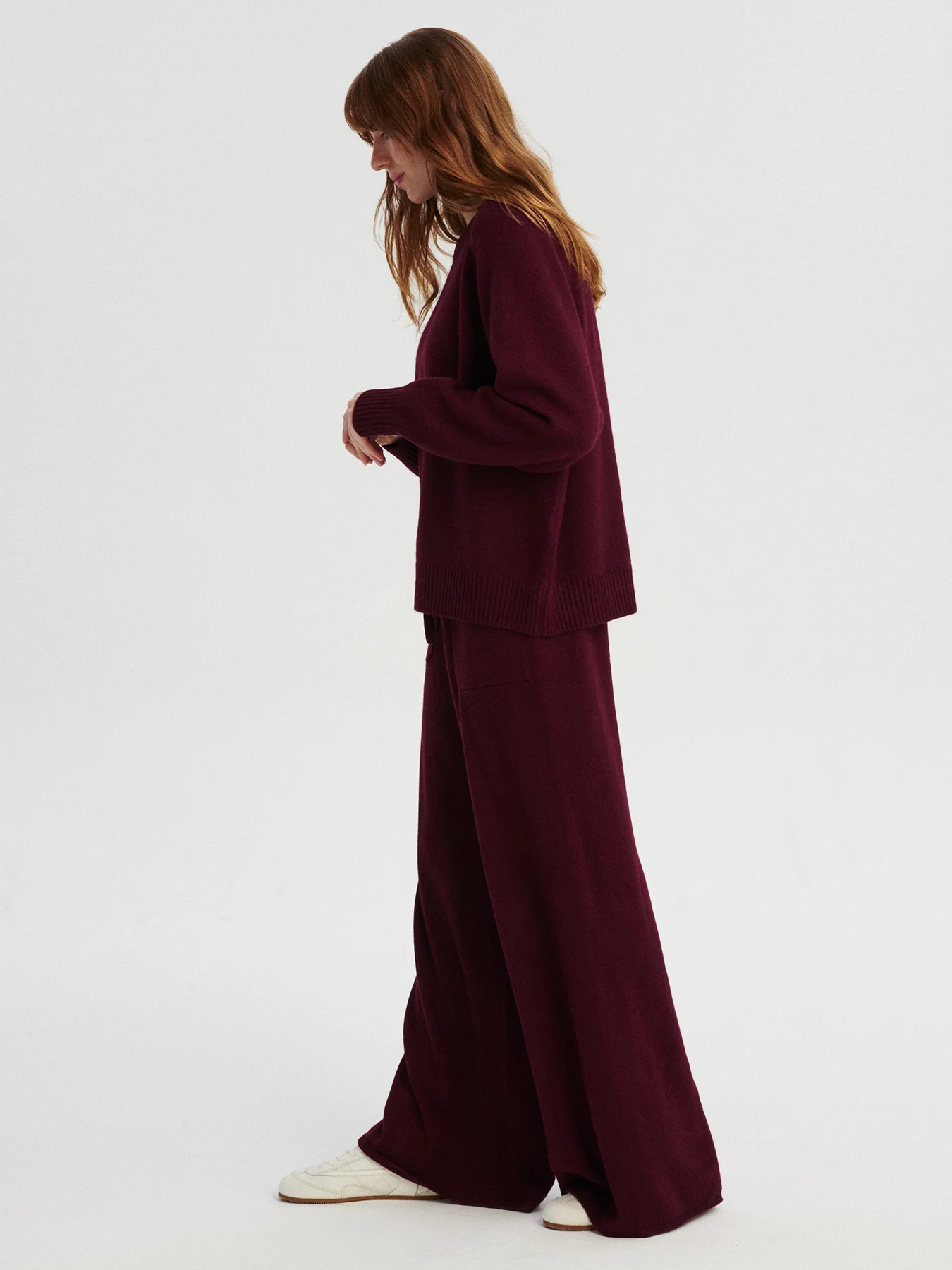 kaszmirowy krótki raglan i spodnie w kolorze burgundu bordo