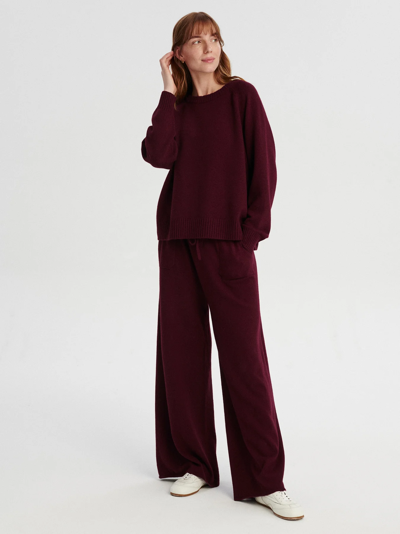 kaszmirowy krótki raglan i spodnie w kolorze burgundu bordo