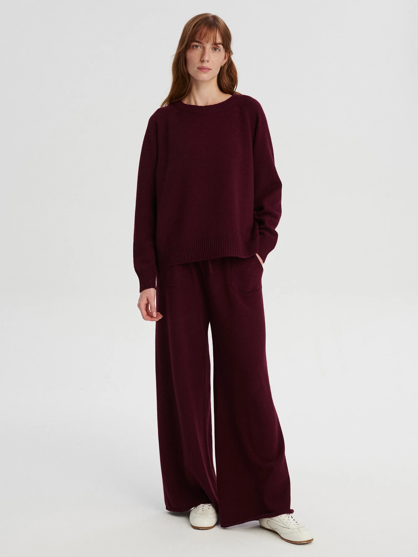 kaszmirowy krótki raglan i spodnie w kolorze burgundu bordo