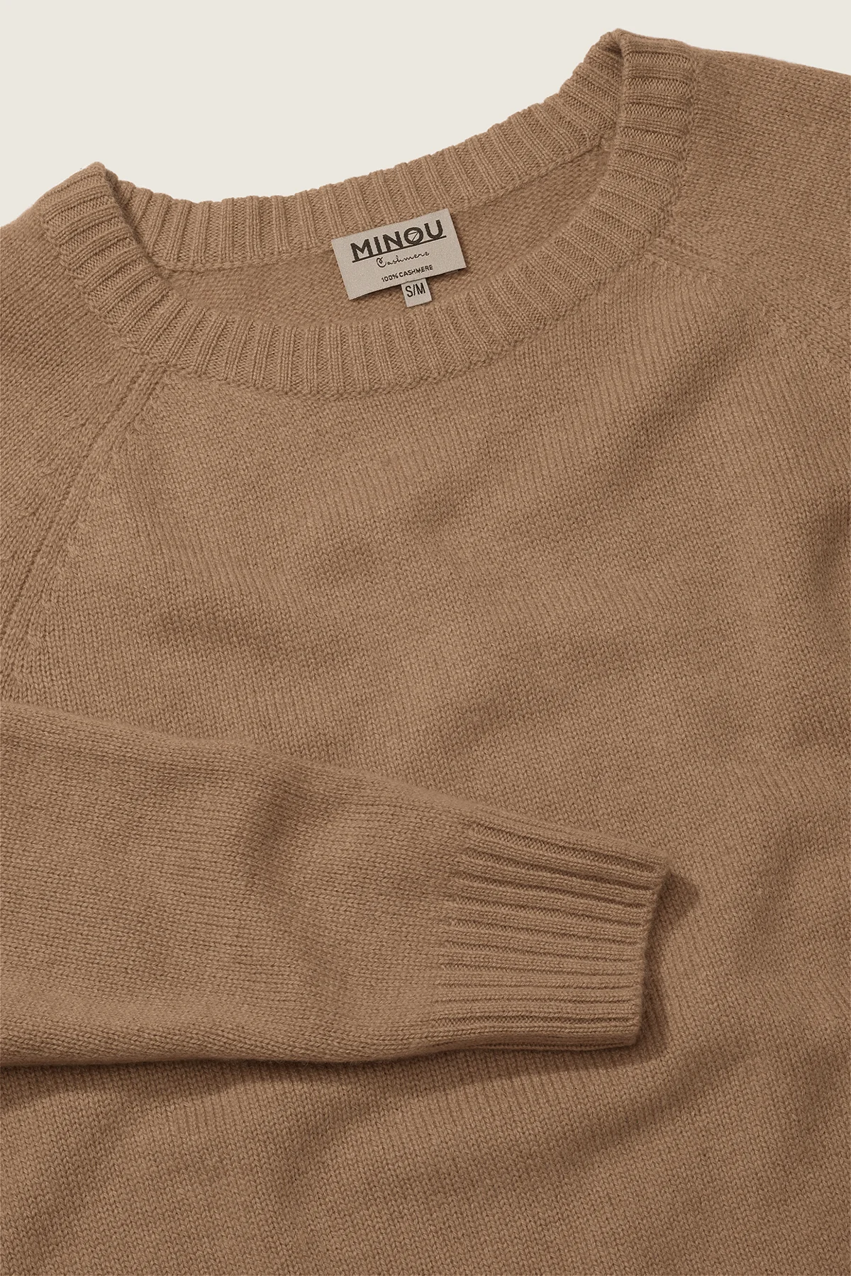 kaszmirowy krótki raglan w kolorze camel zbliżenie