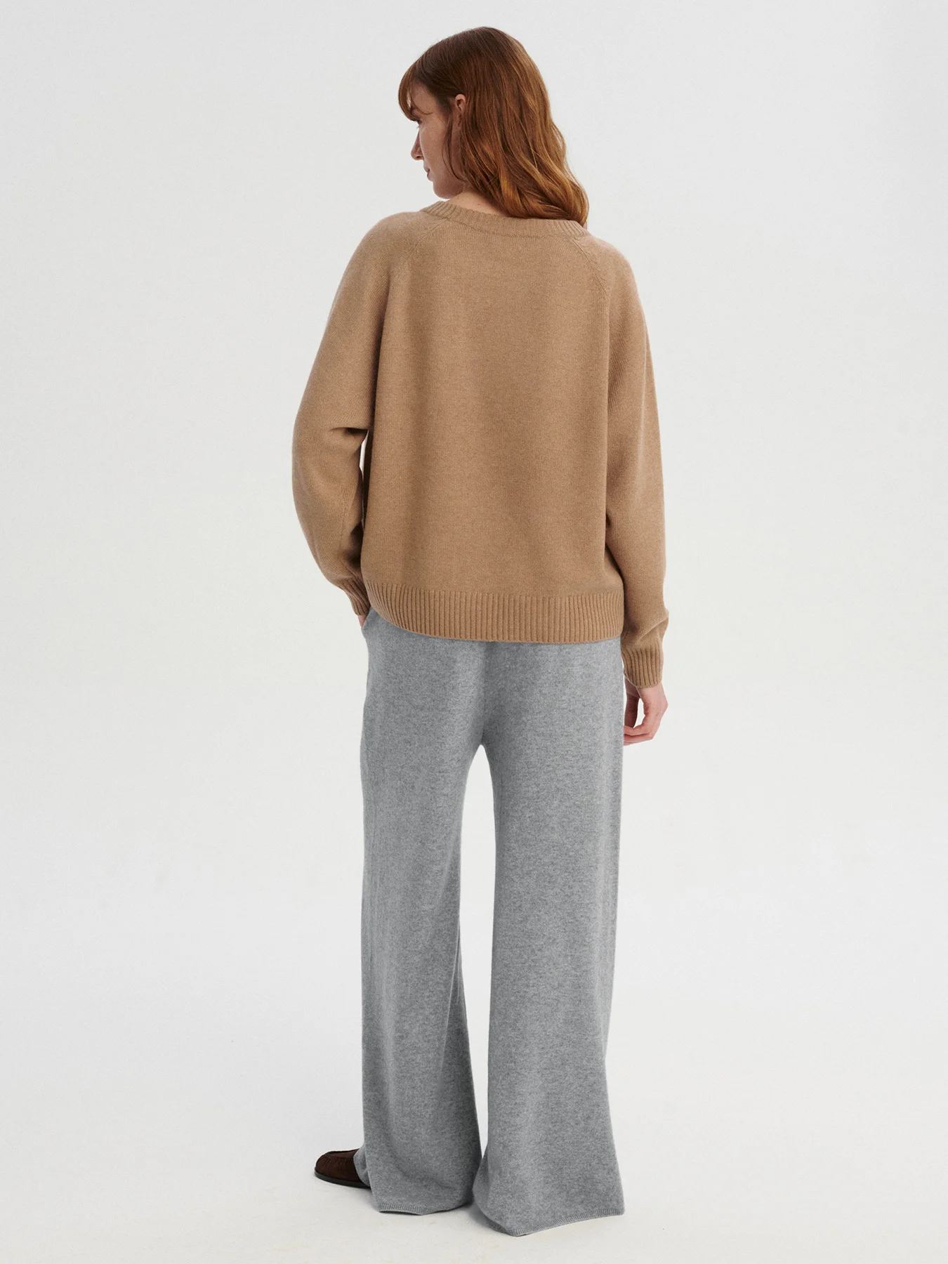 kaszmirowy krótki raglan w kolorze camel