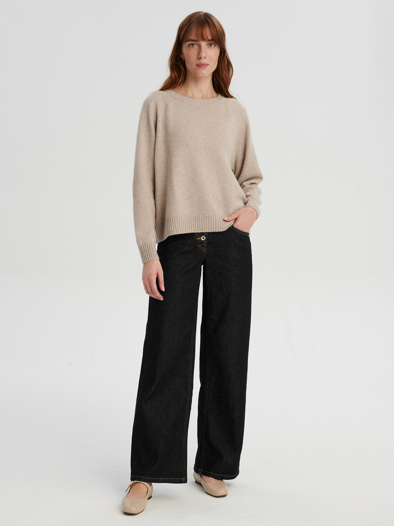 kaszmirowy krótki raglan w kolorze chłodnego beżu