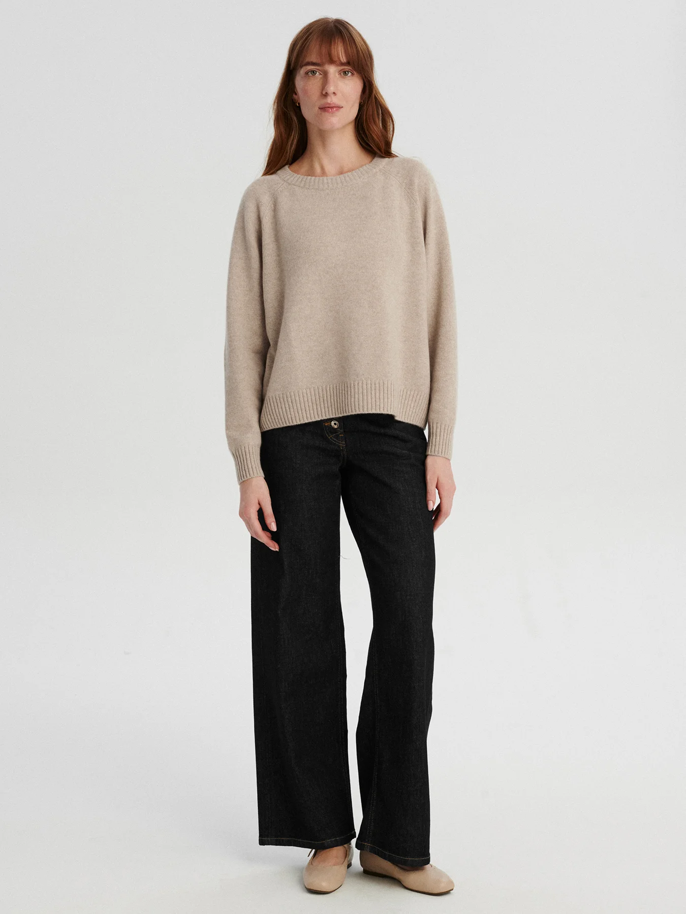 kaszmirowy krótki raglan w kolorze chłodnego beżu