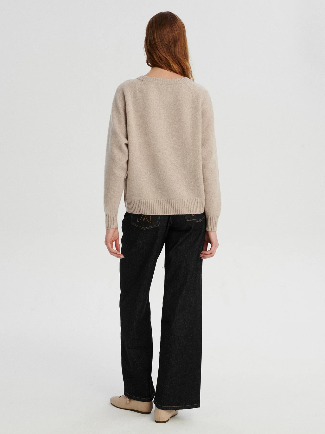 kaszmirowy krótki raglan w kolorze chłodnego beżu