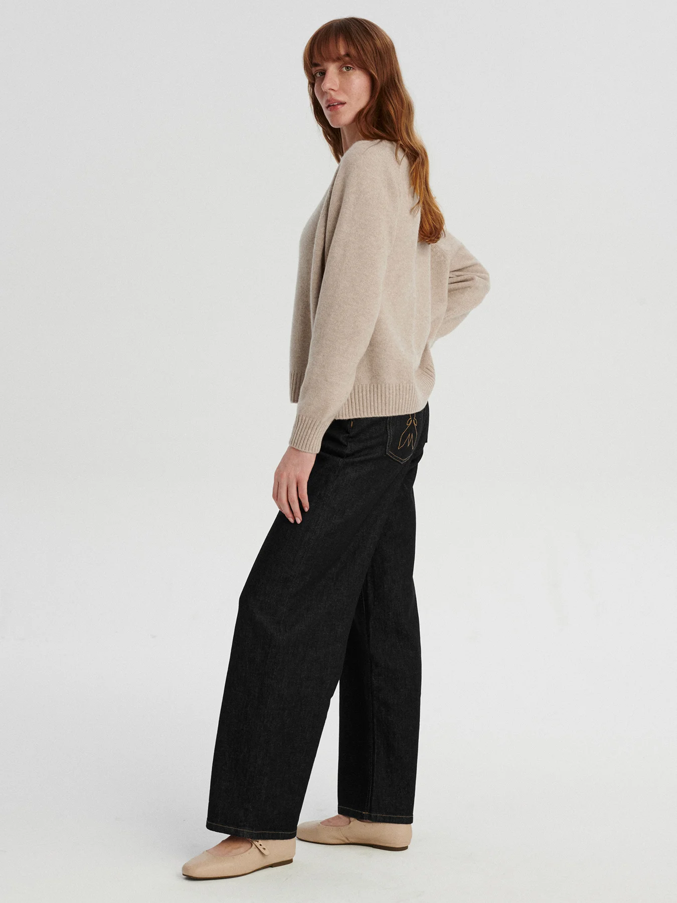 kaszmirowy krótki raglan w kolorze chłodnego beżu