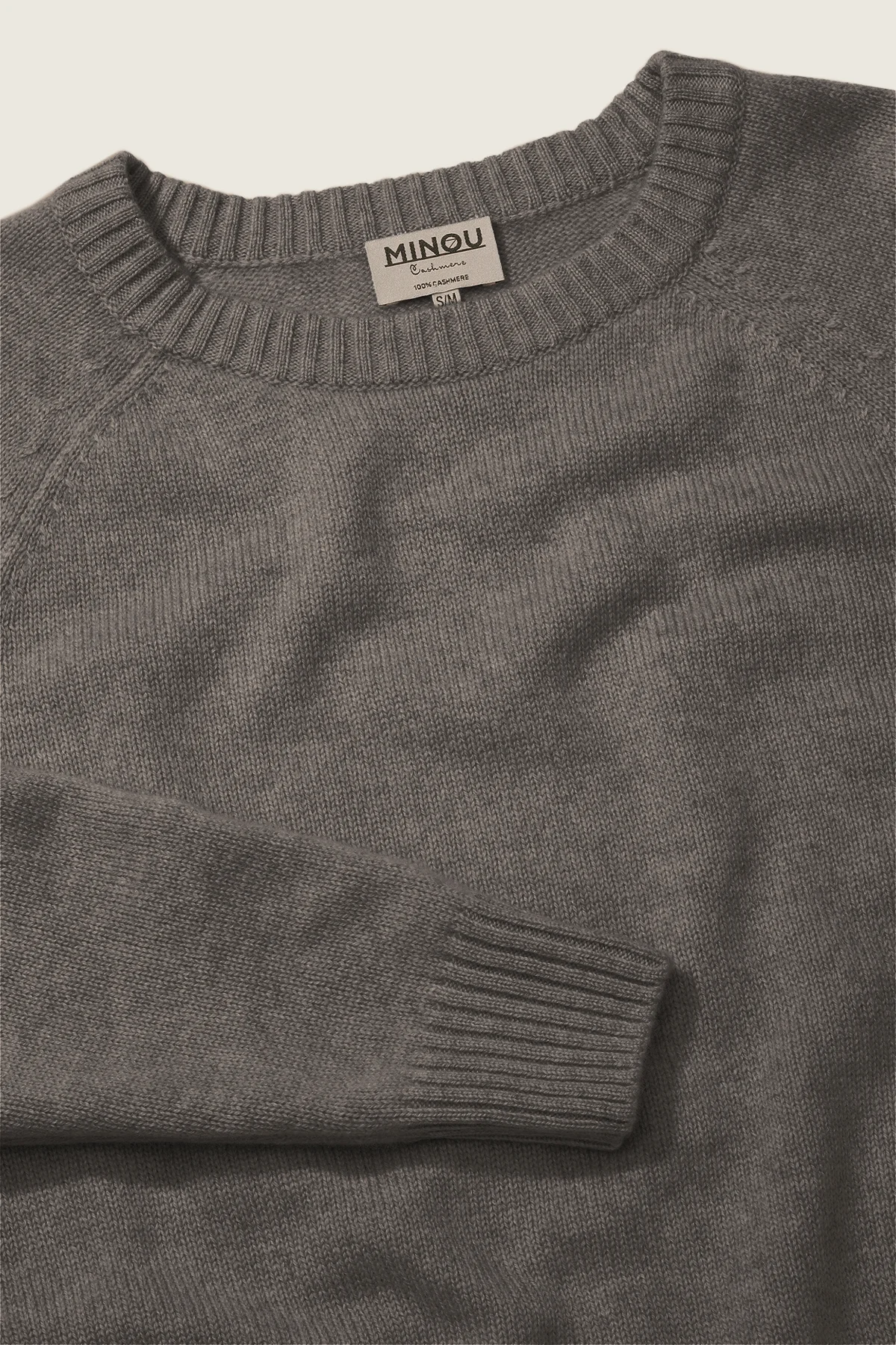 kaszmirowy krótki raglan w kolorze taupe