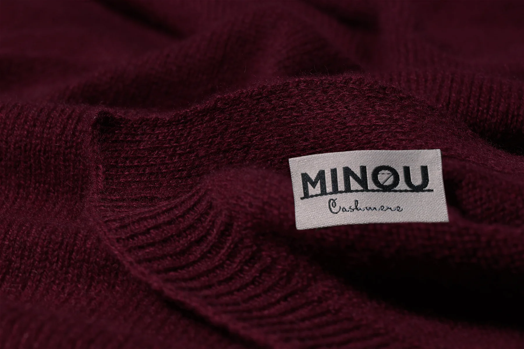 kaszmirowy szal dzianinowy w kolorze burgundu bordo zbliżenie na detal