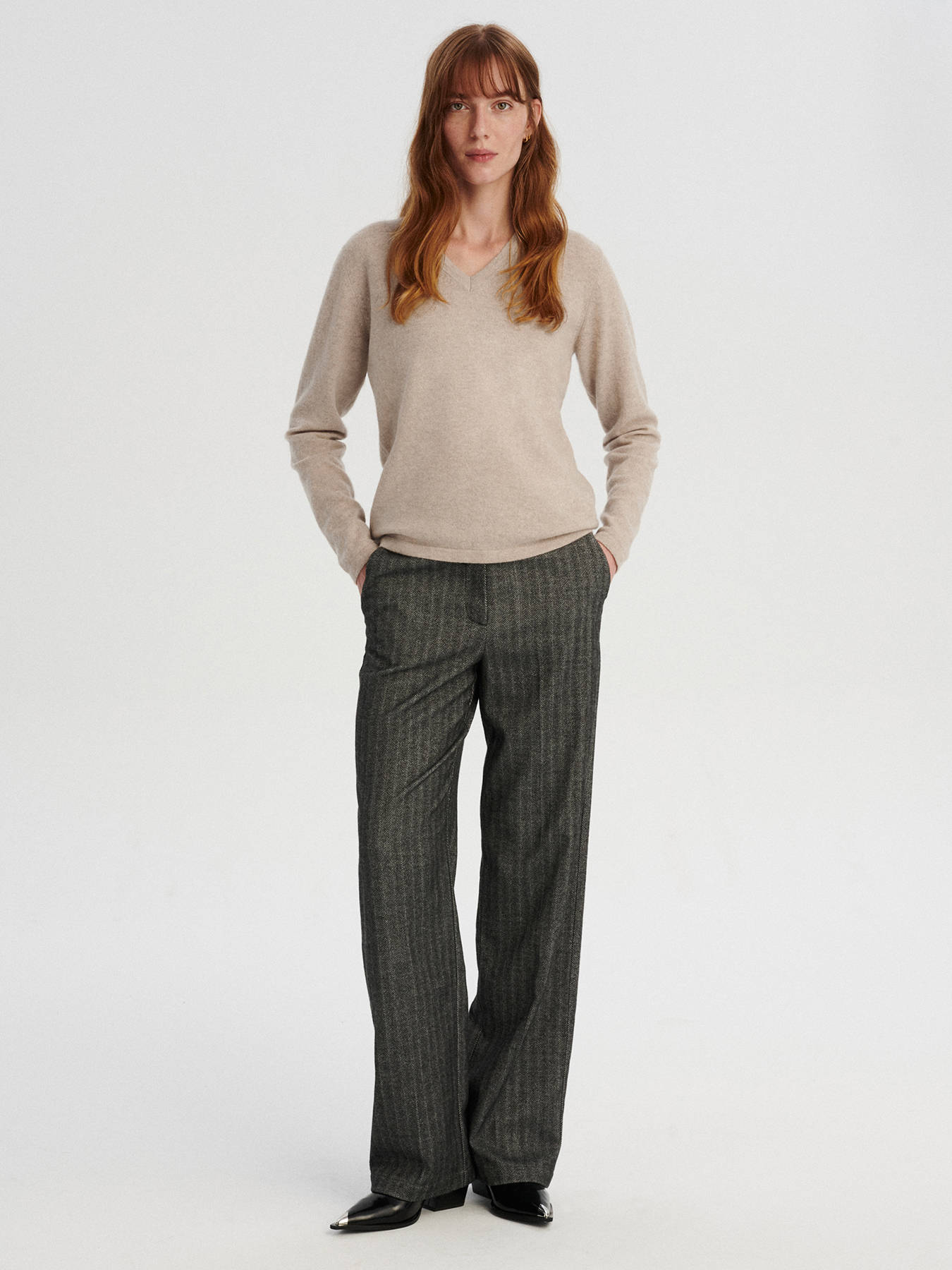 <span class="title-first-word">VILA</span> kaszmirowa bluzka w serek chłodny beż - obrazek 2