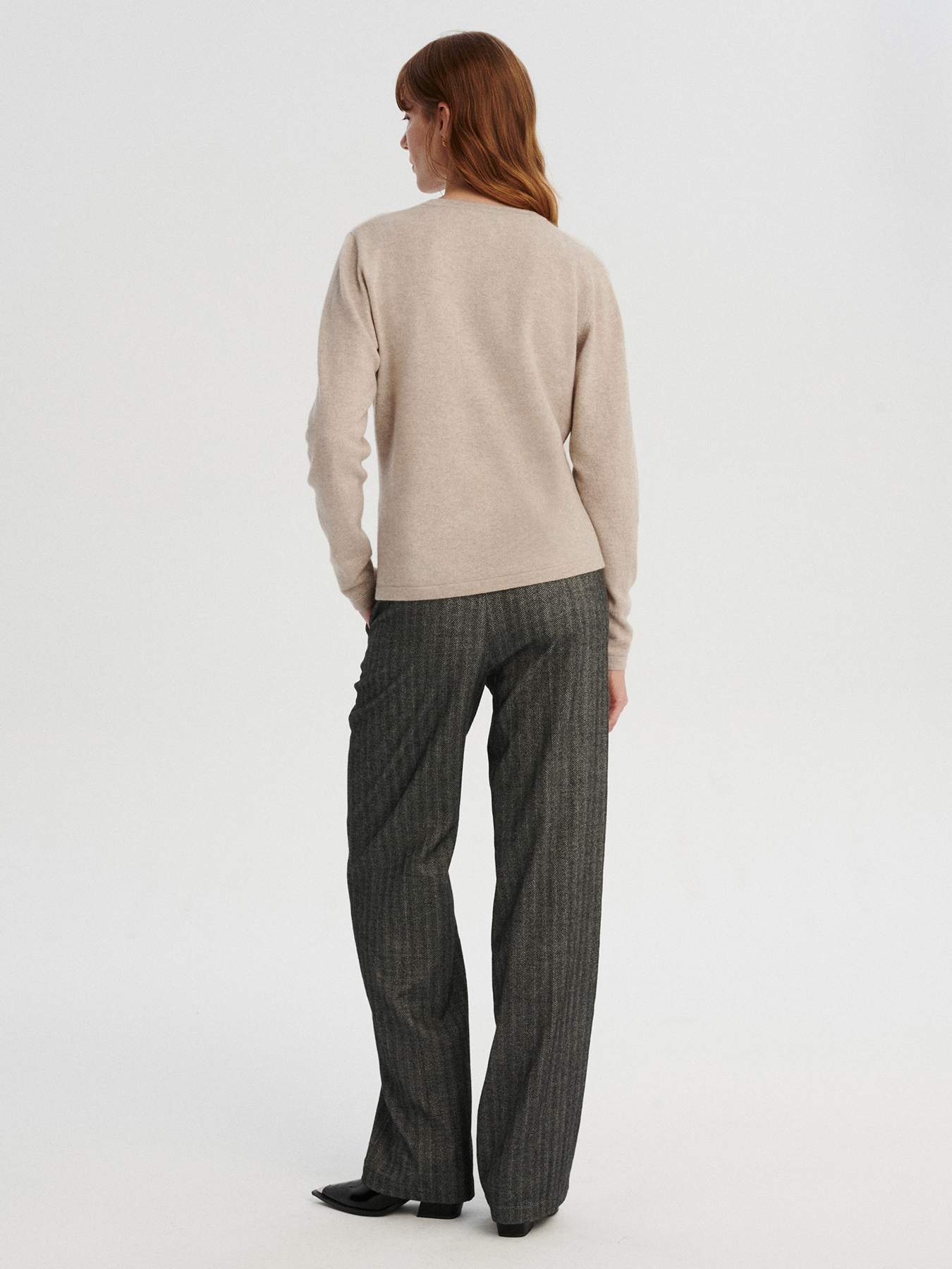 <span class="title-first-word">VILA</span> kaszmirowa bluzka w serek chłodny beż - obrazek 6