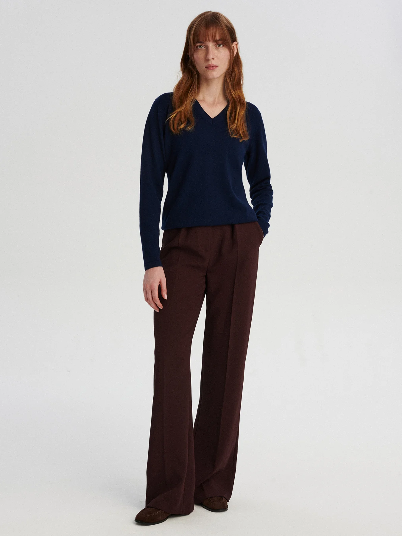 kaszmirowa bluzka z dekoltem w serek w kolorze granatowym