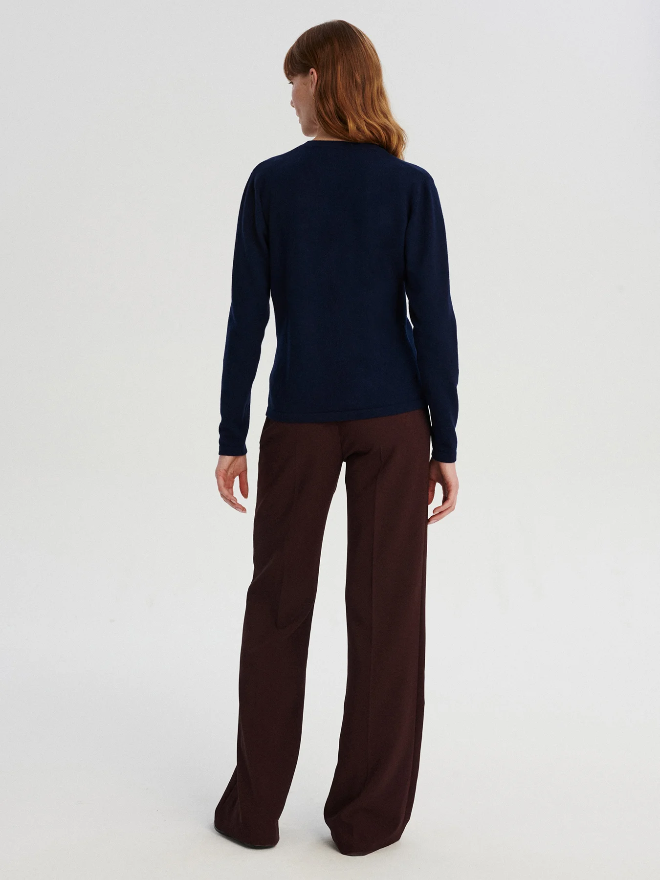 kaszmirowa bluzka z dekoltem w serek w kolorze granatowym